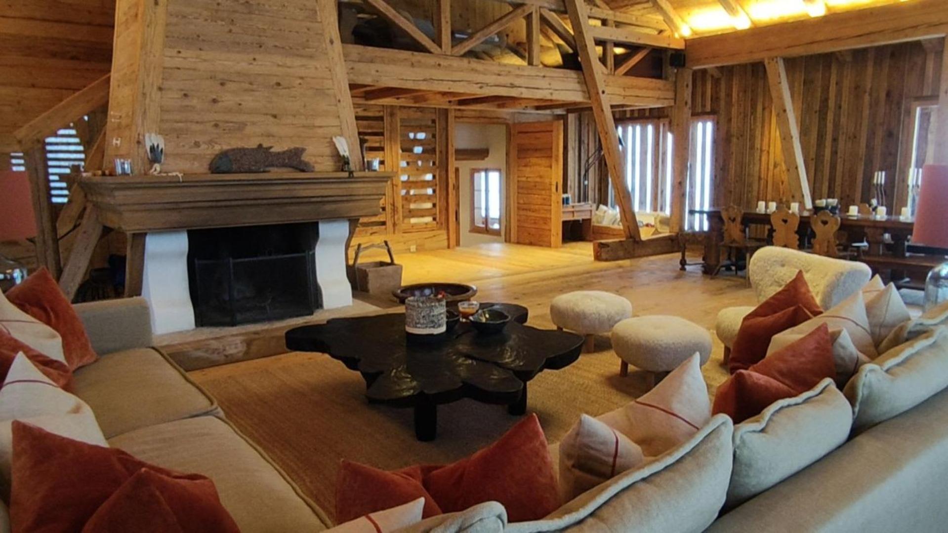 Five-Bedroom House photo 1