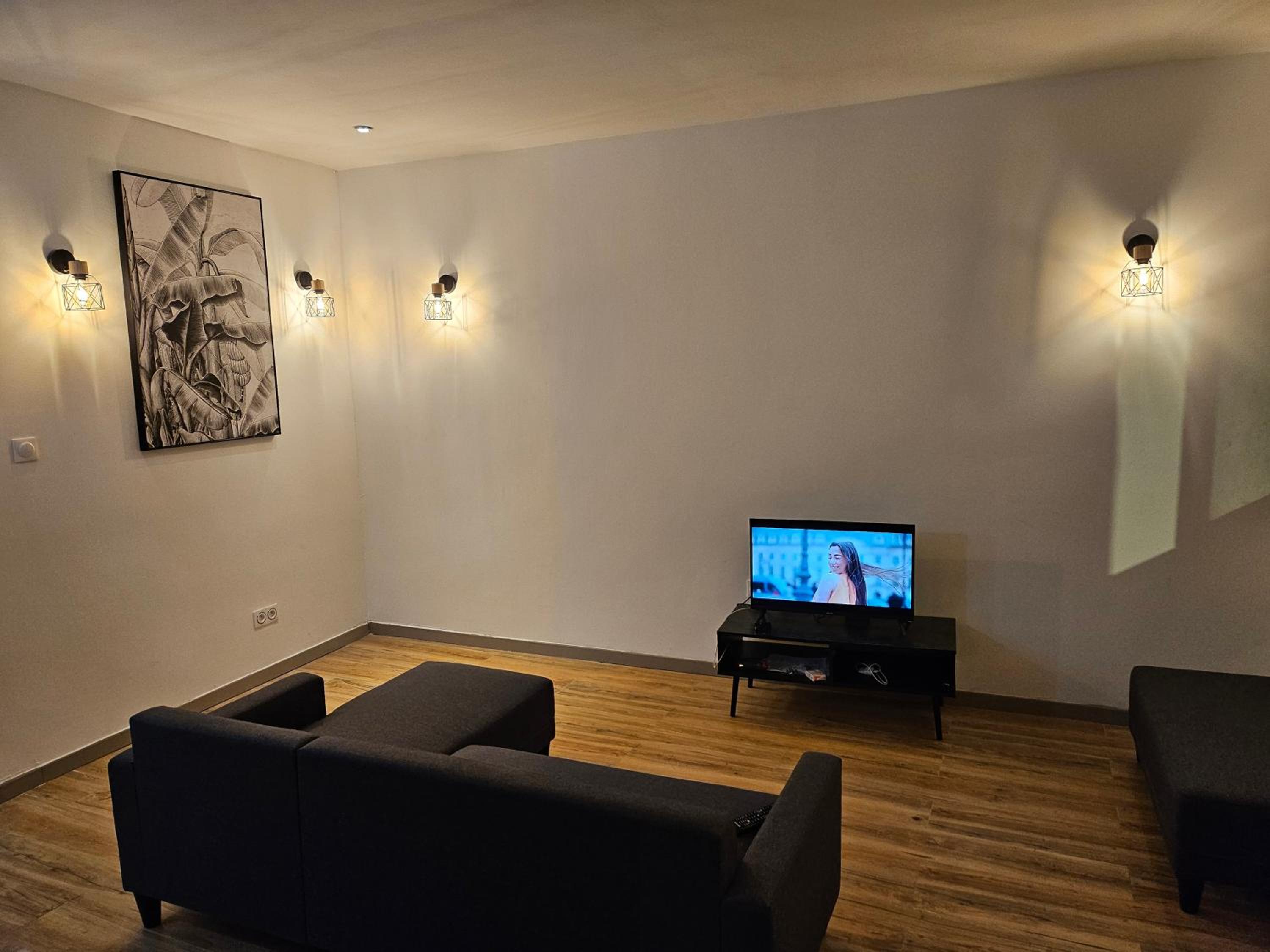 One-Bedroom Apartment photo 1