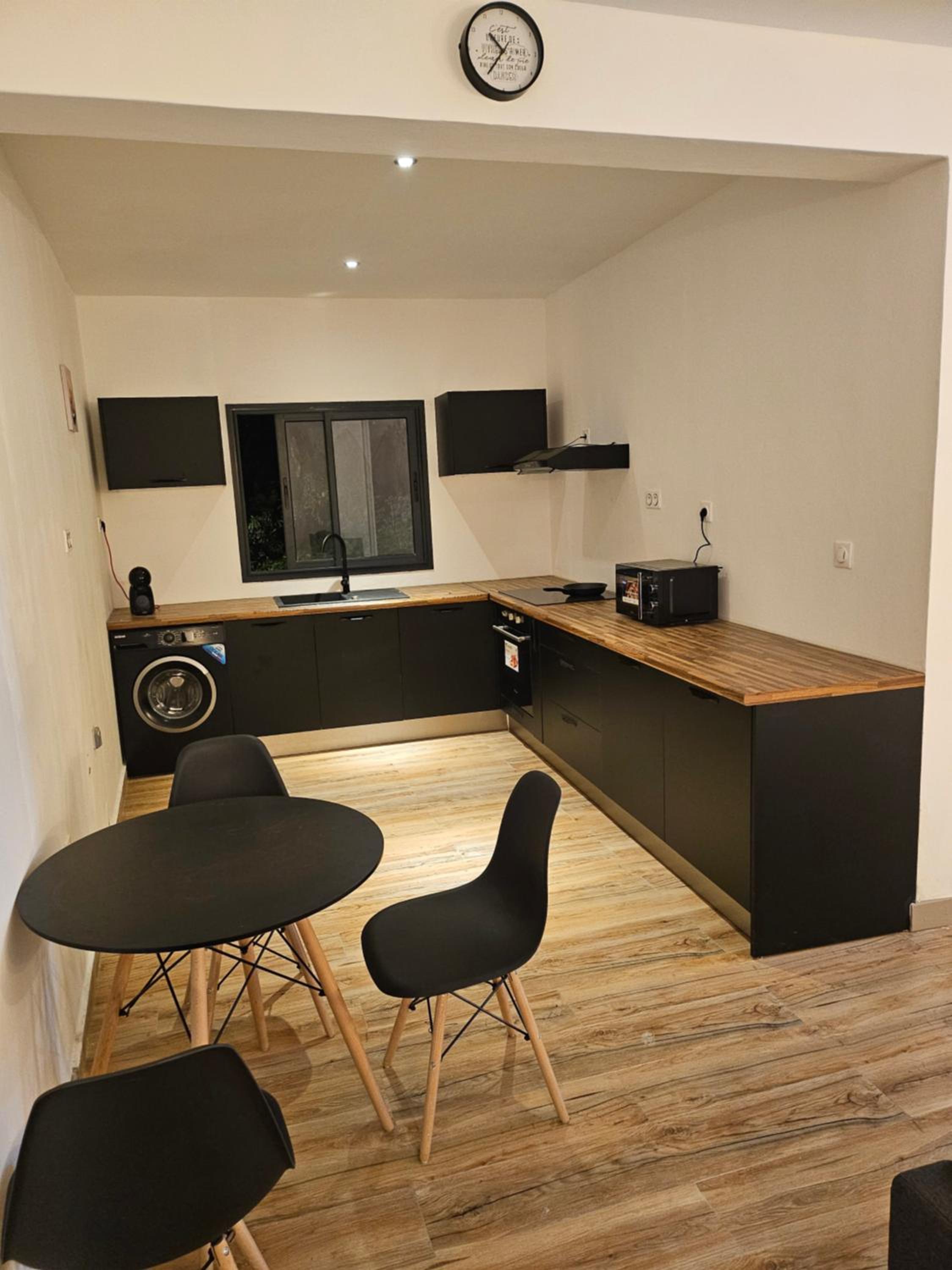 One-Bedroom Apartment photo 3