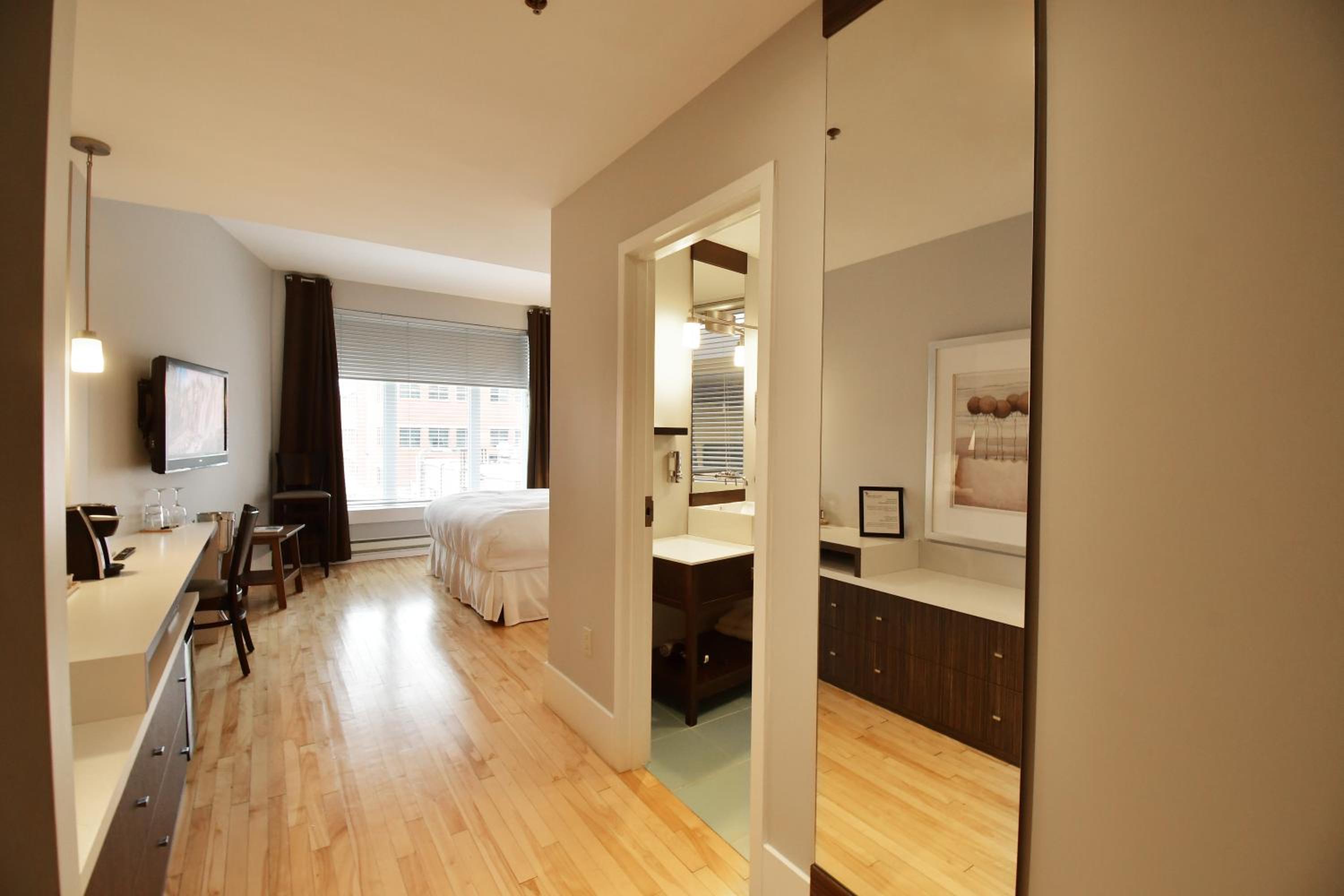 Deluxe King Room photo 2