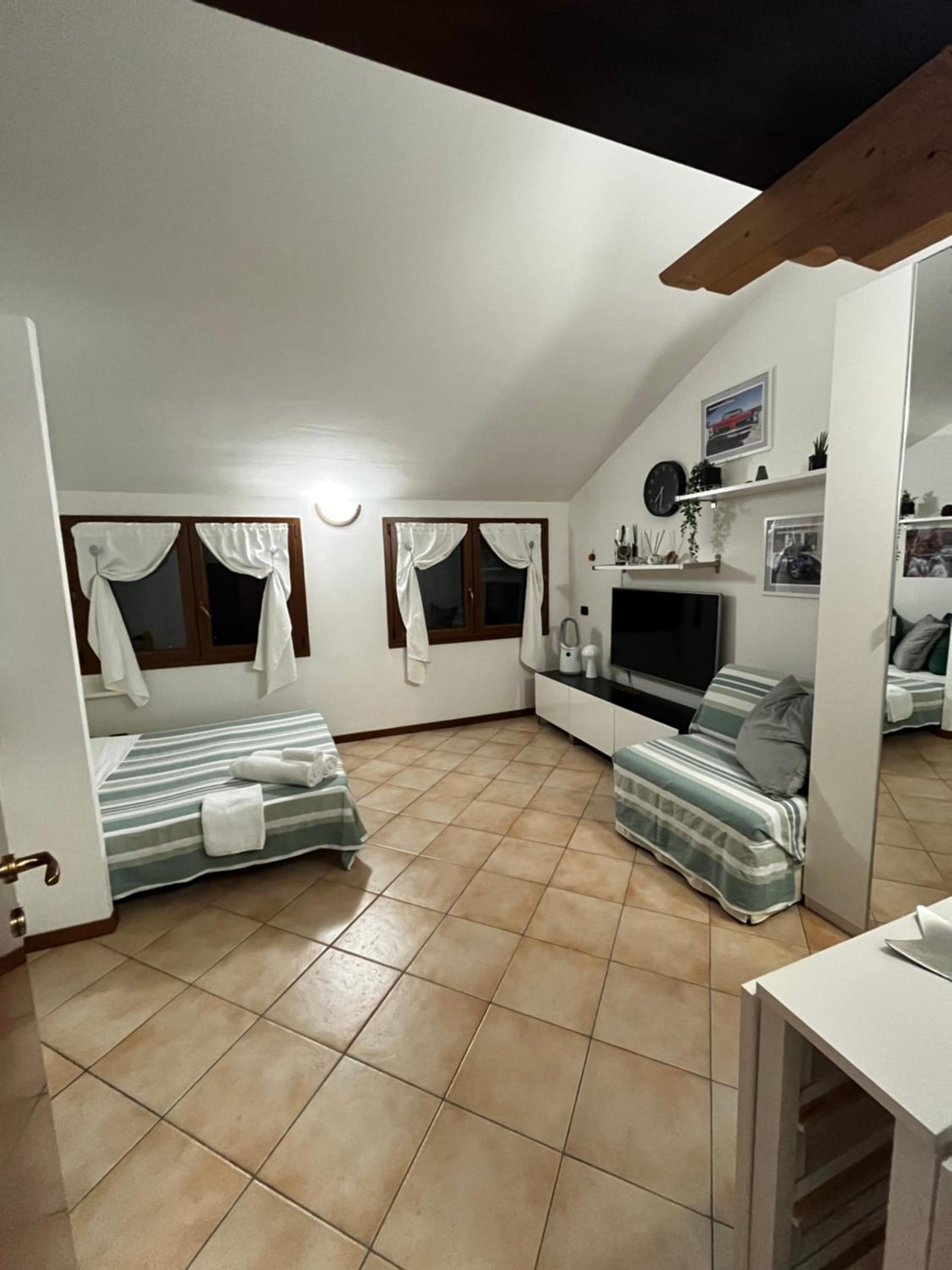 One-Bedroom Apartment - Lake View