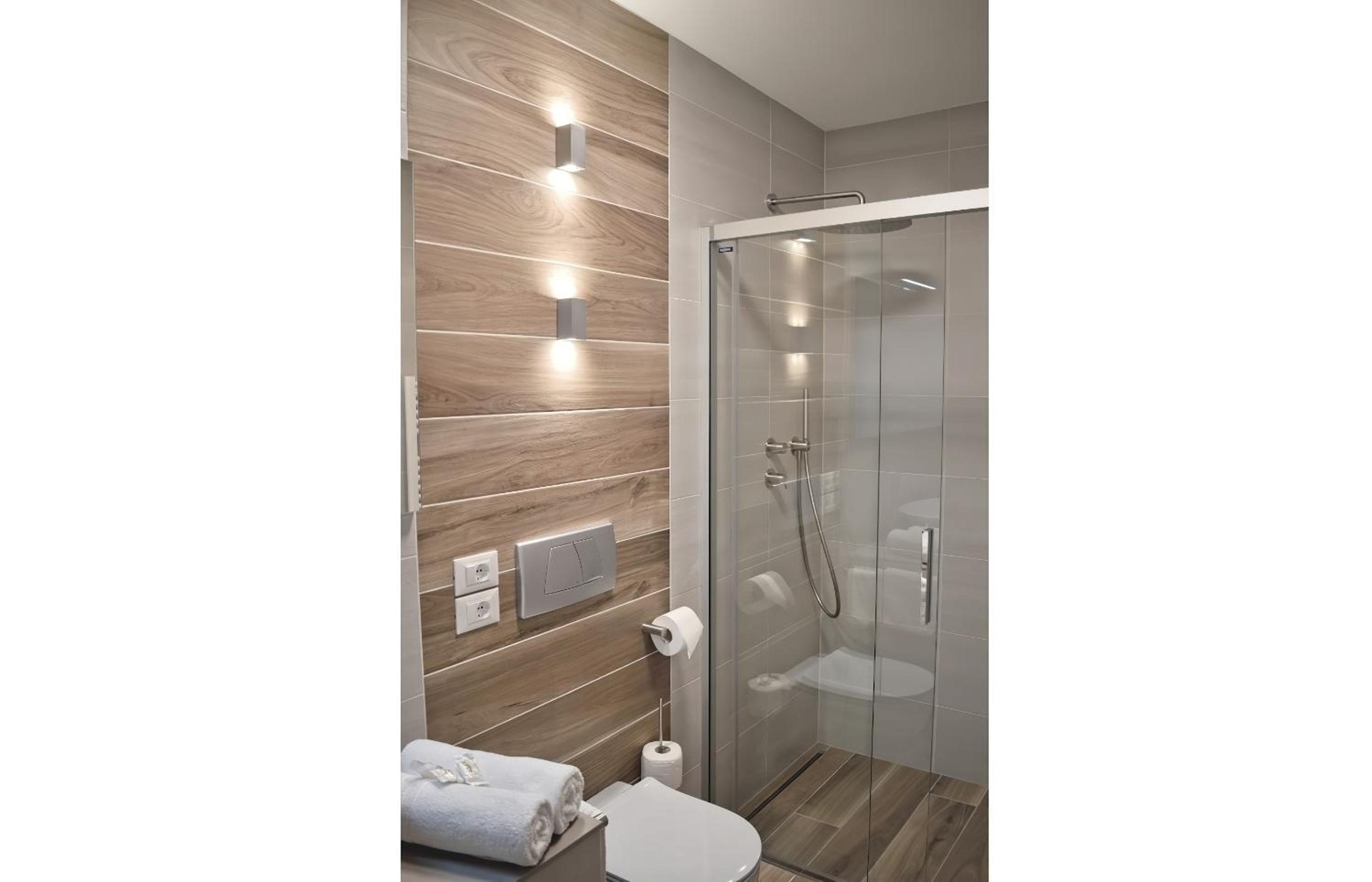 One-Bedroom Apartment with View photo 2