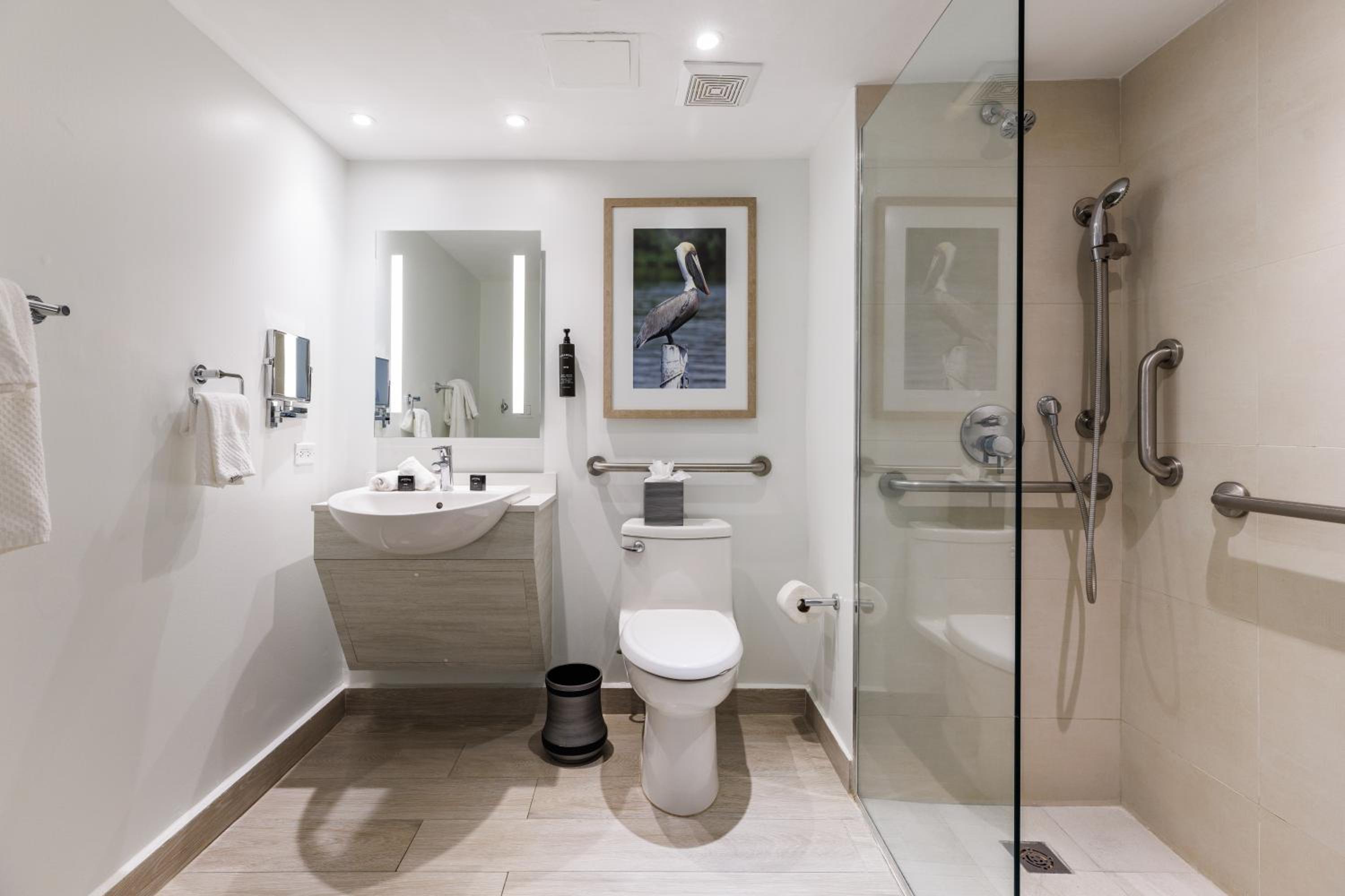 King Room with Tub - Mobility and Hearing Access - Photo 2