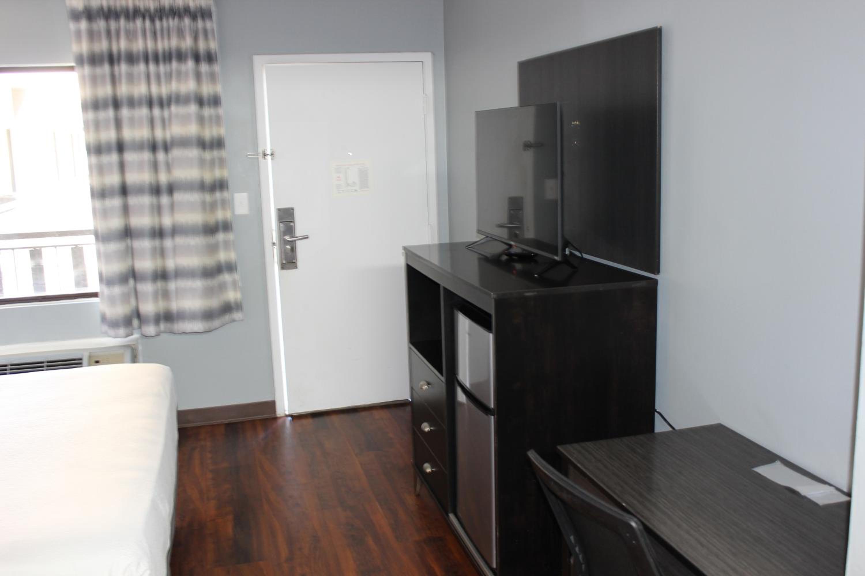 Queen Room - Disability Access photo 1
