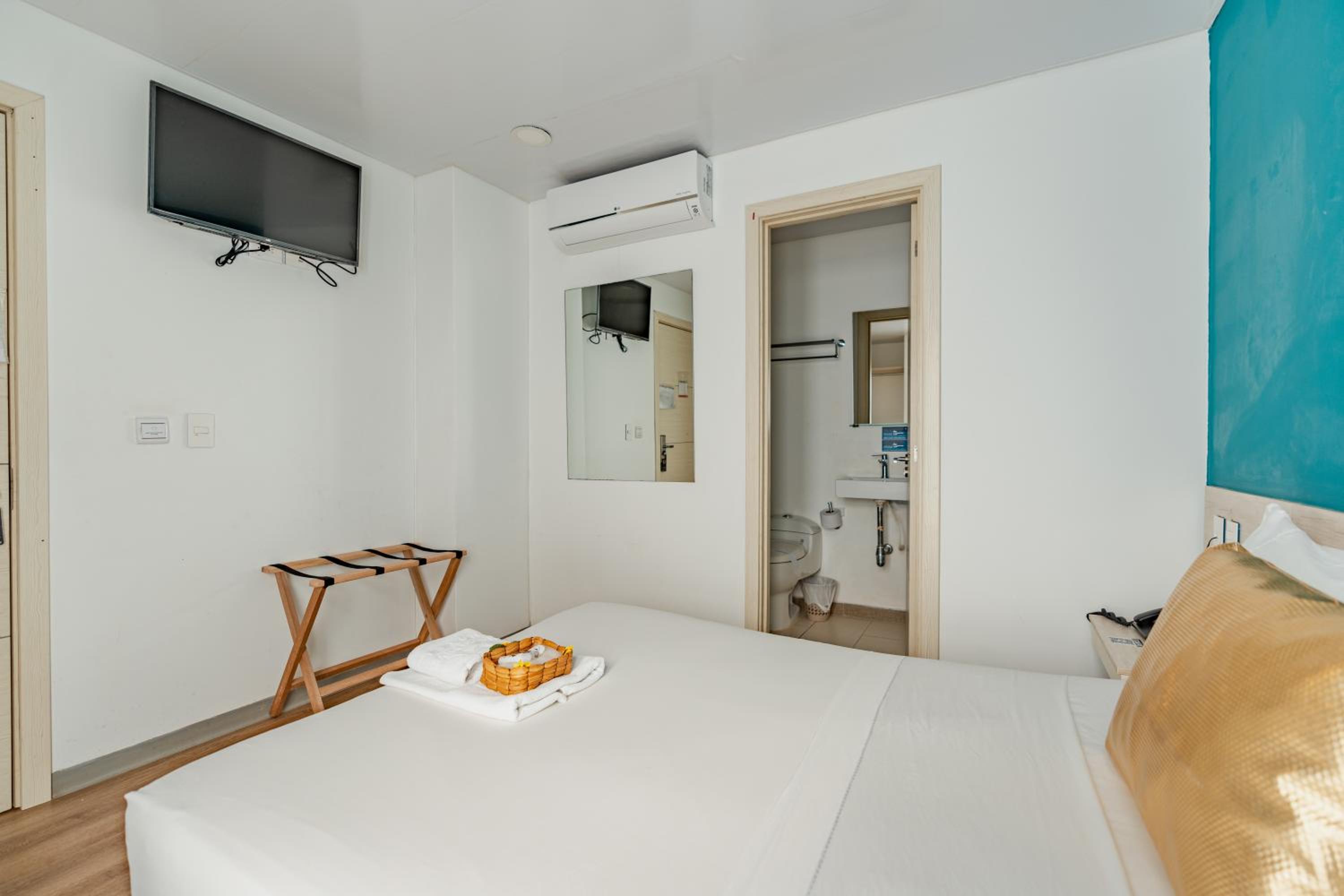 Deluxe Double Room with Balcony photo 3