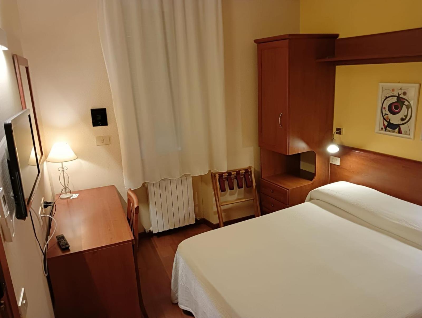 Economy Double Room - Photo 7