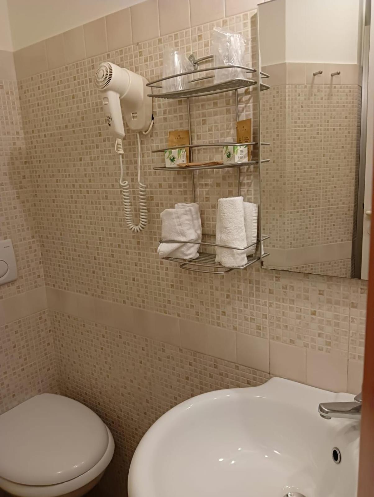 Economy Double Room - Photo 8