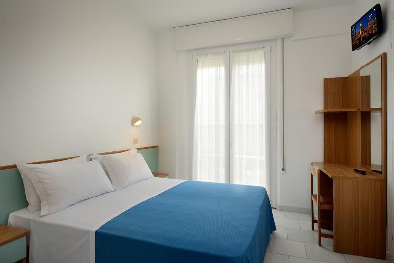 Double or Twin Room with Side Sea View - Photo 1
