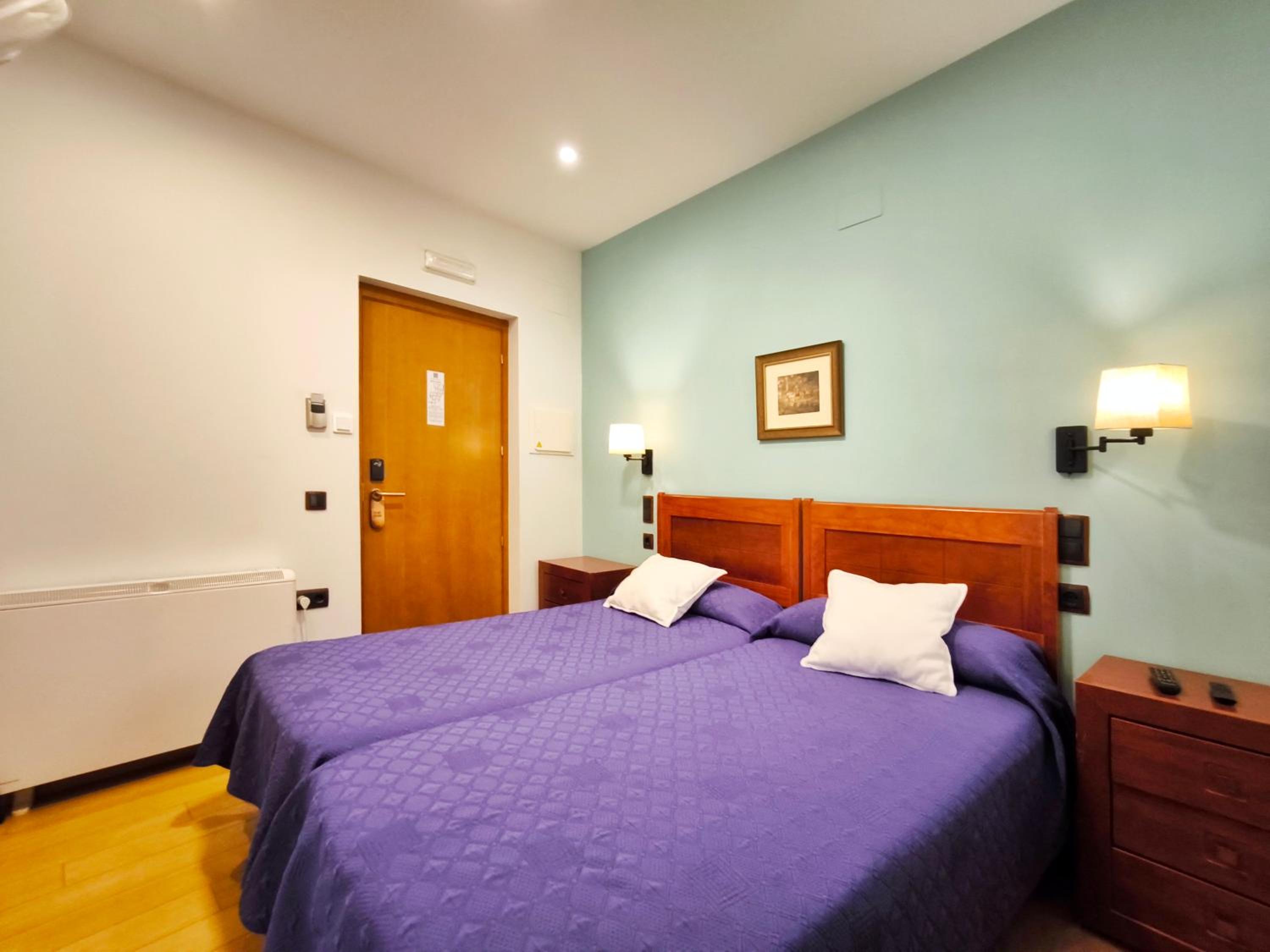 Twin Room (2 Adults) photo 3