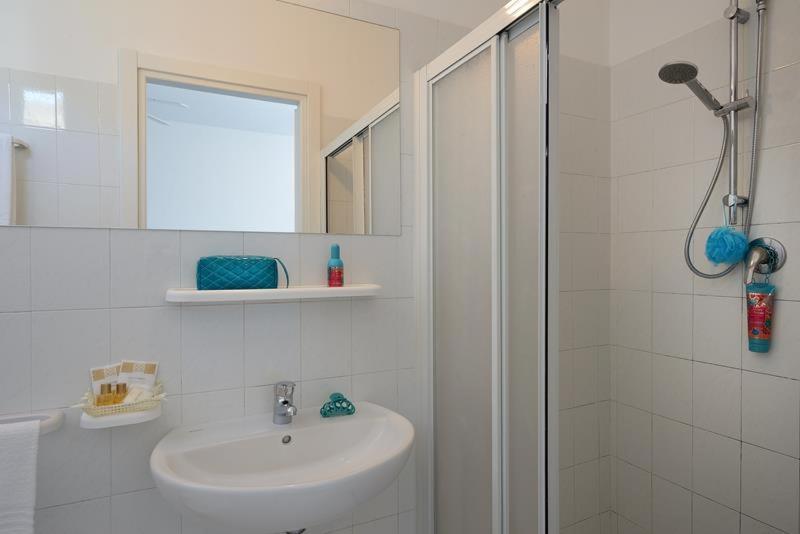 Double or Twin Room with Side Sea View - Photo 3
