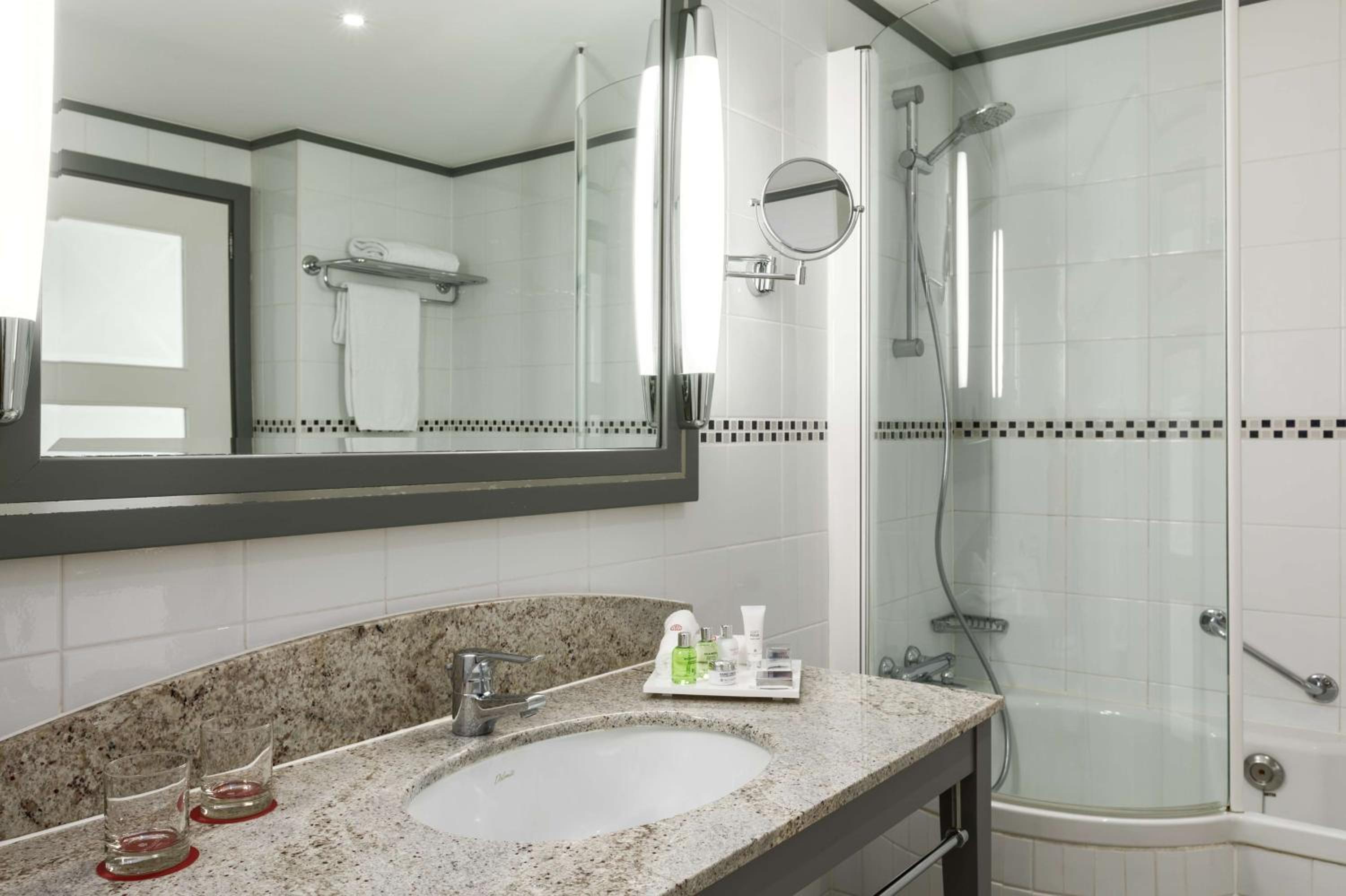 Suite with extra bed (2 adults + 2 children) thumbnail 6