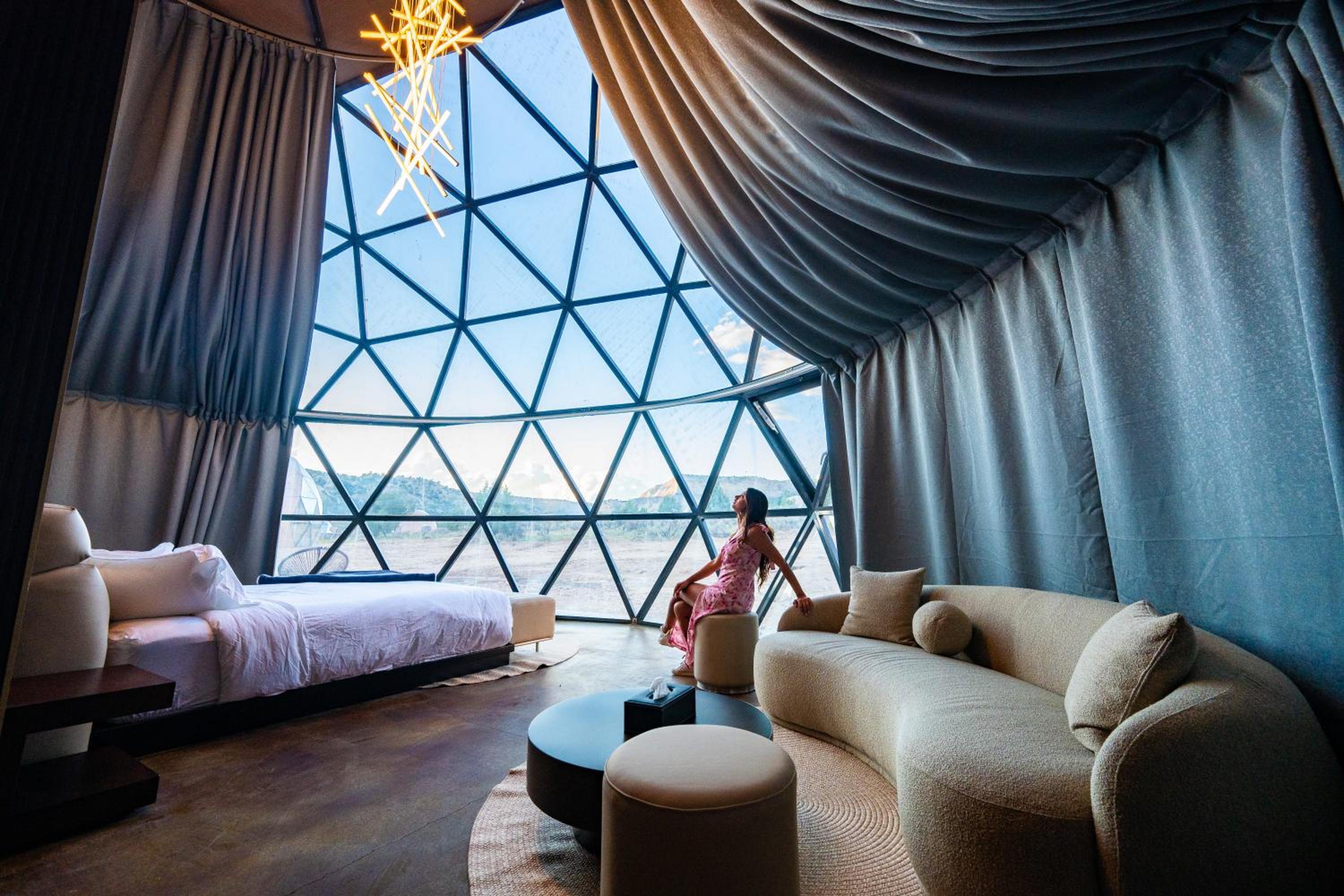 Deluxe King Room - Photo 8