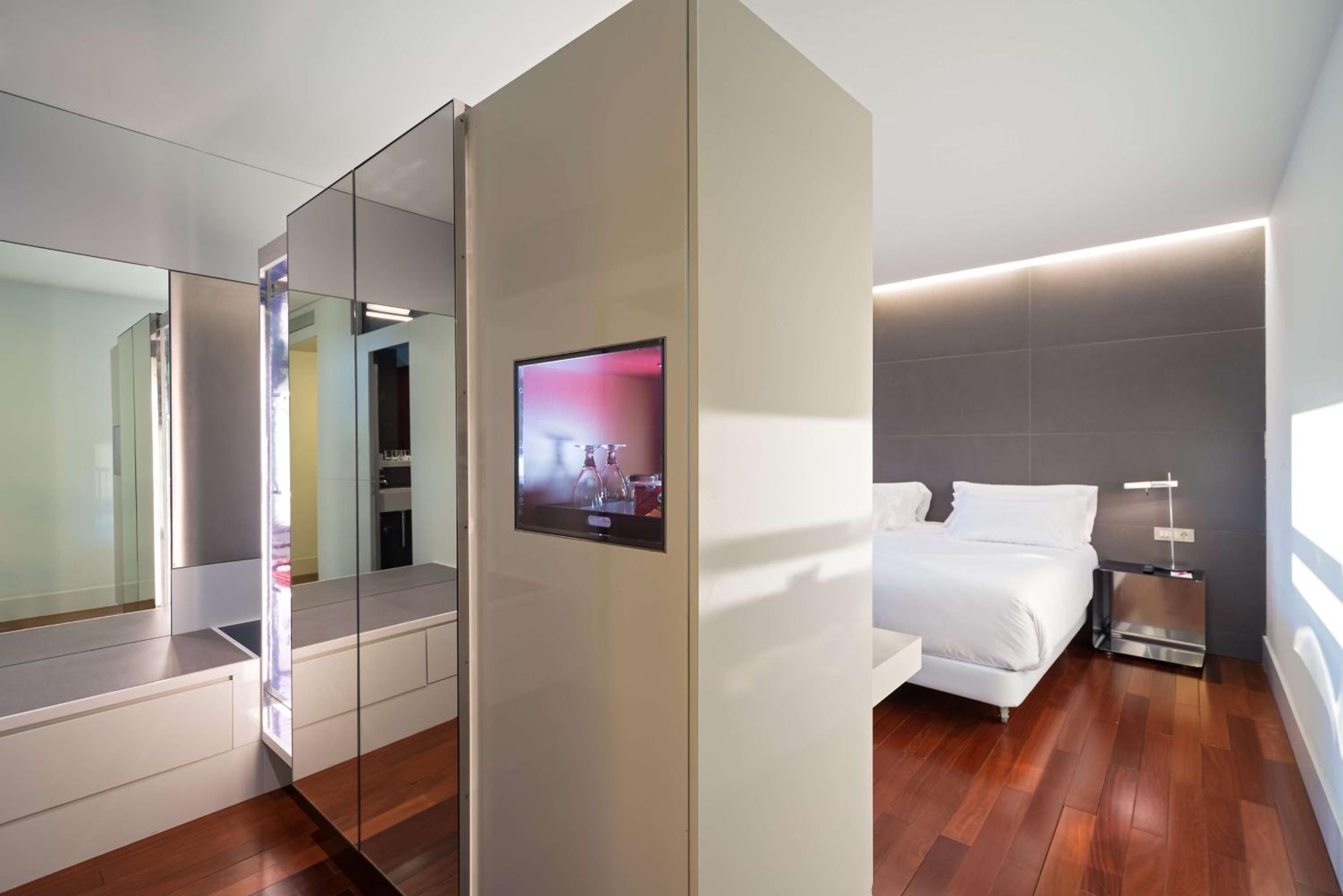 Junior Suite with Extra Bed (2 Adults + 1 Child) thumbnail 6