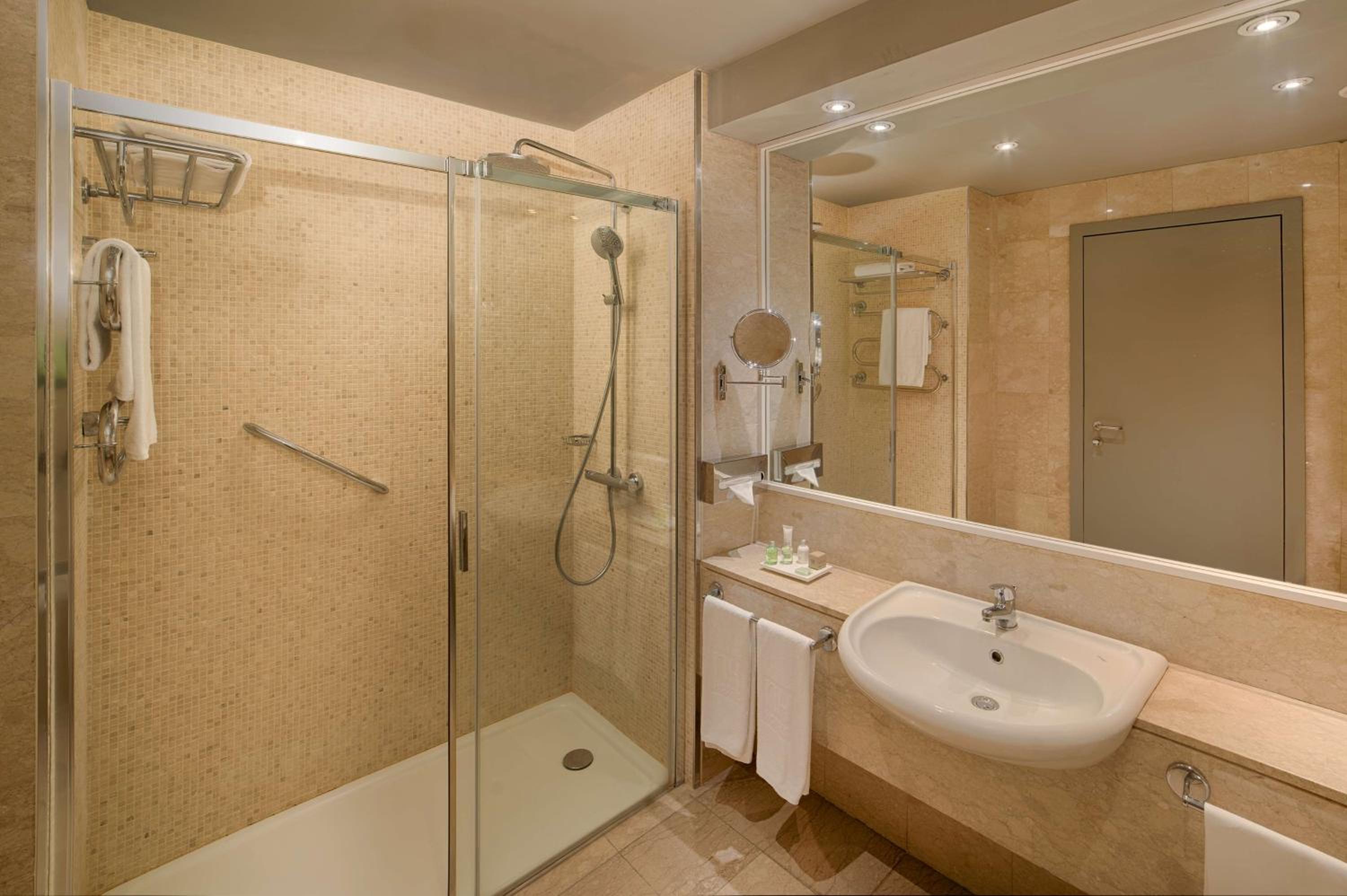 Standard Double or Twin Room with View - Photo 4
