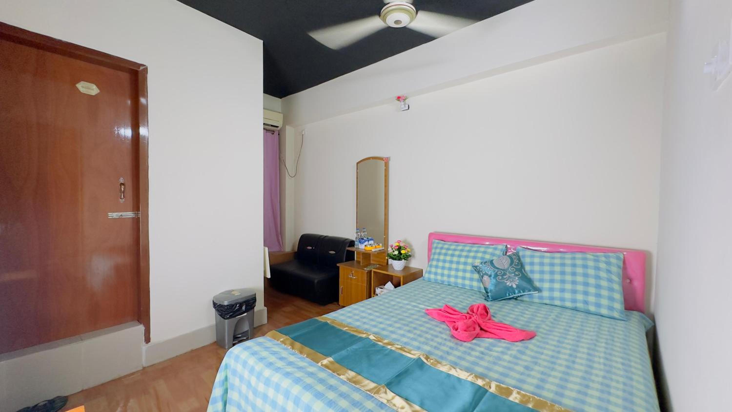 Queen Room photo 1