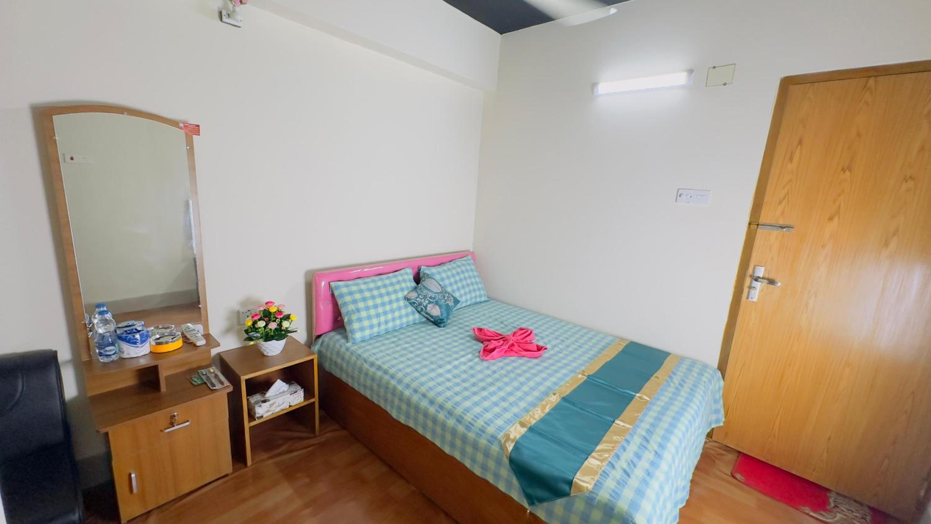 Queen Room photo 2