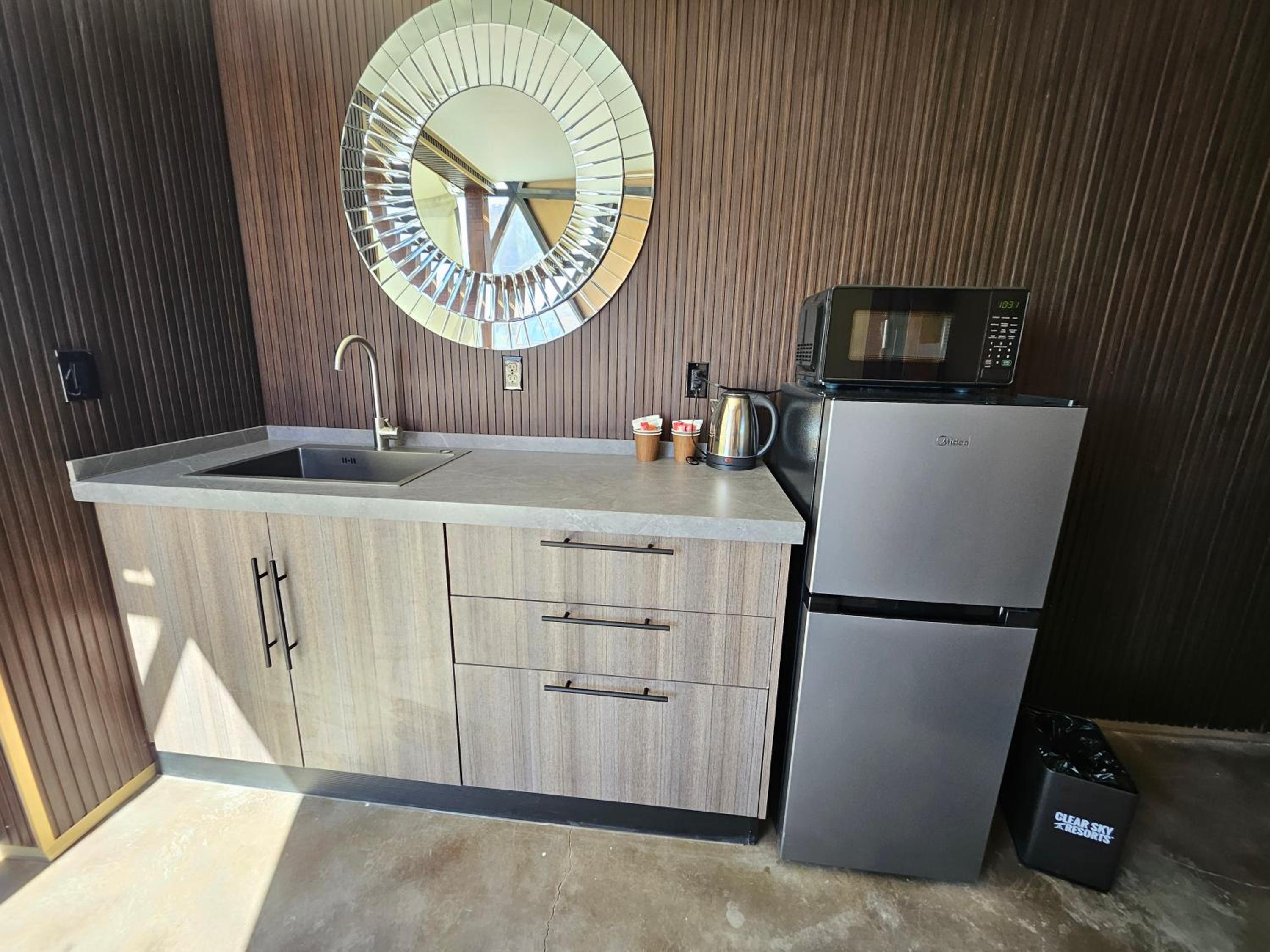 Deluxe King Room - Photo 9