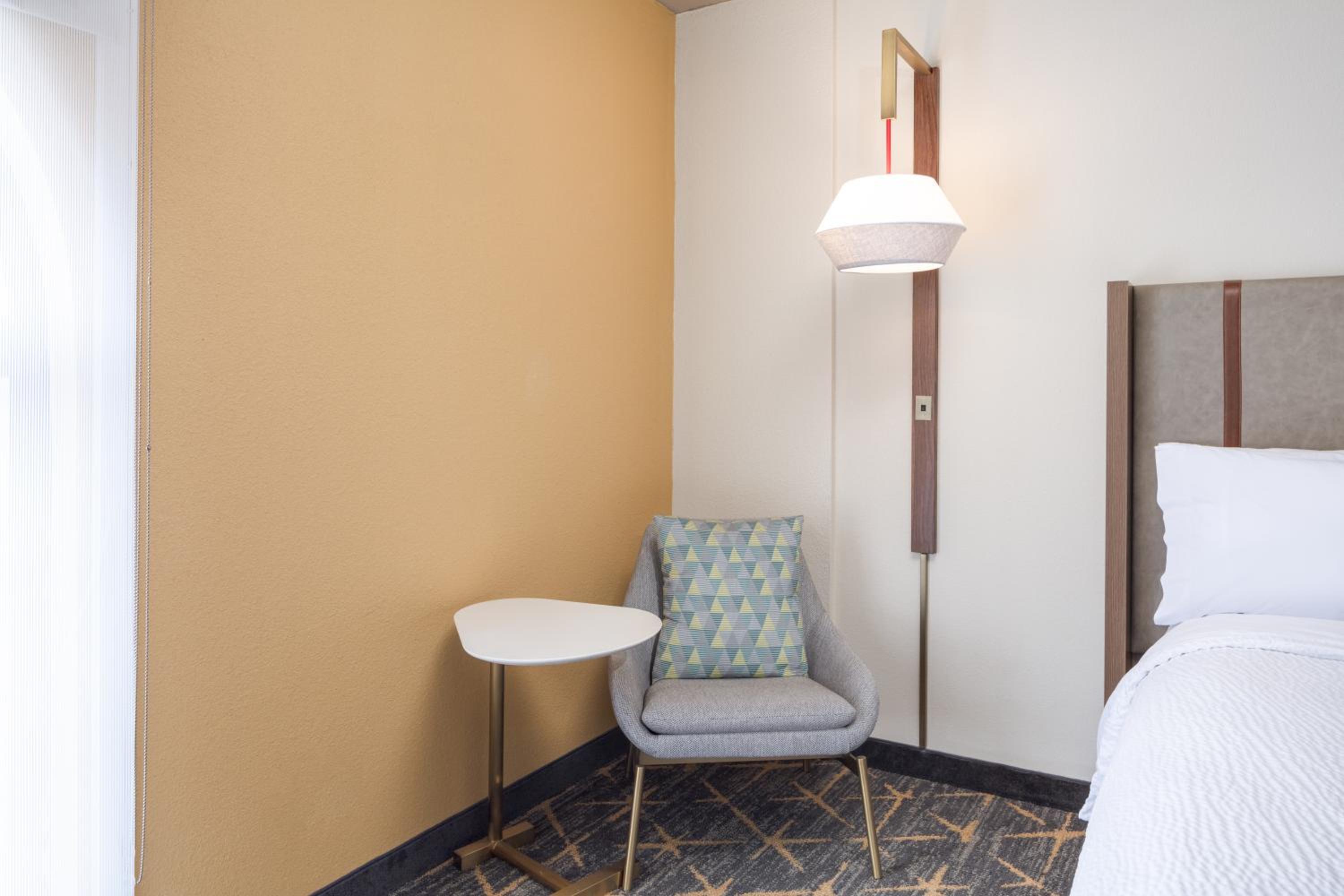 Standard Queen Room with Two Queen Beds - Communications Accessible photo 3