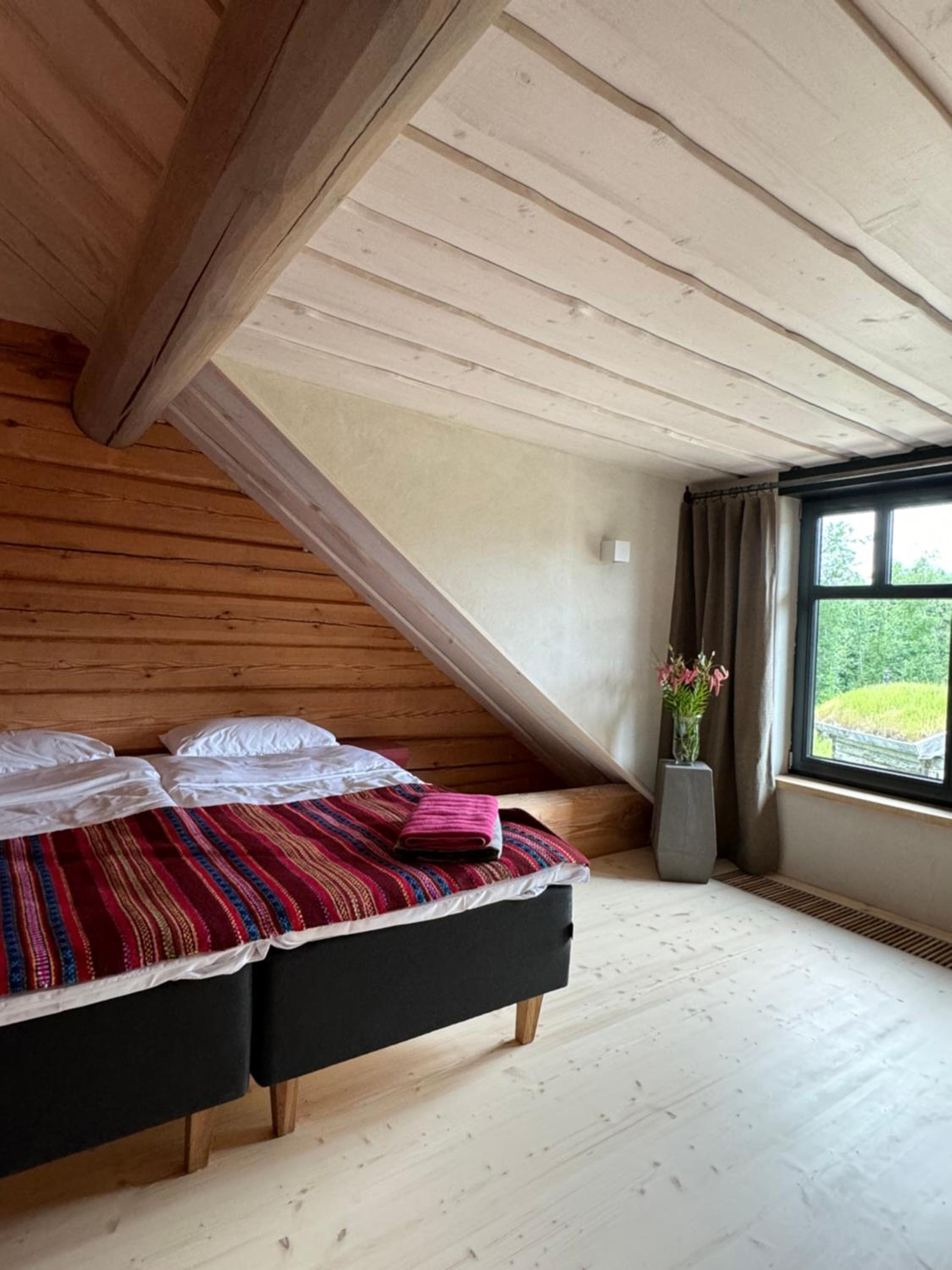 Six-Bedroom House photo 3