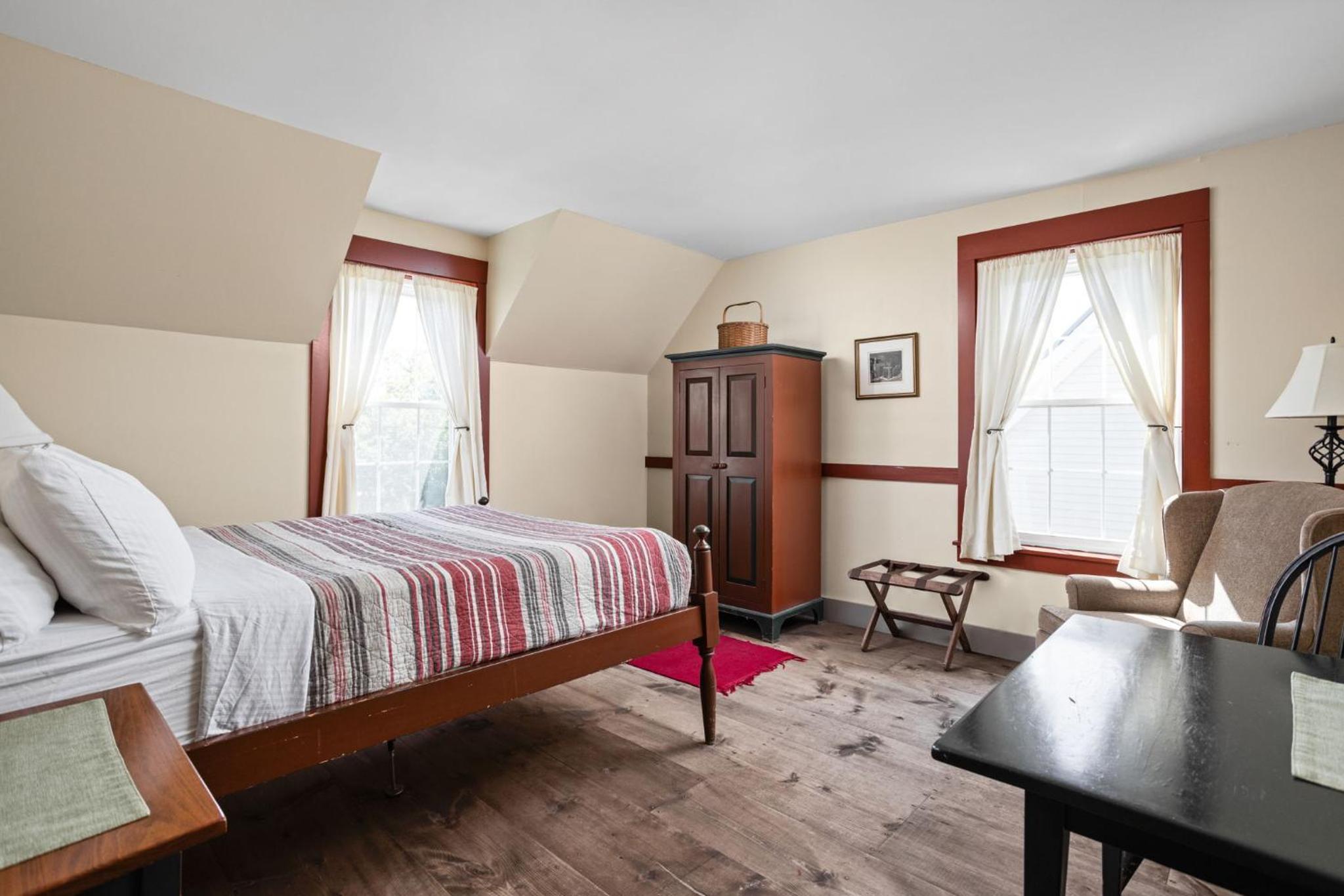 Standard Queen Room