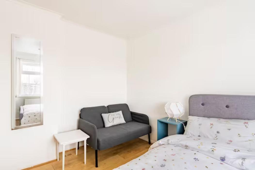 Standard Double Room with Shared Bathroom photo 3
