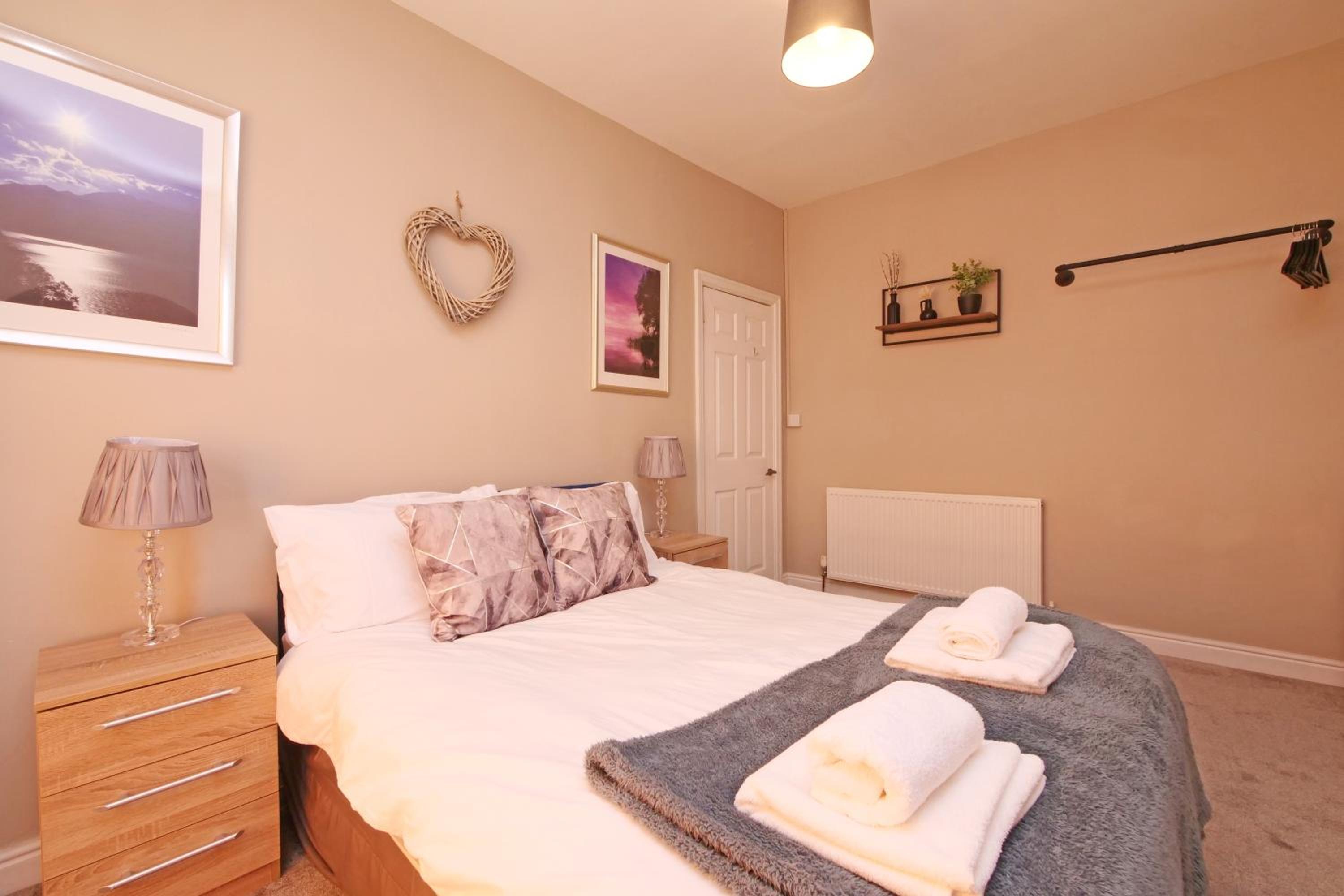 Five-Bedroom House photo 2