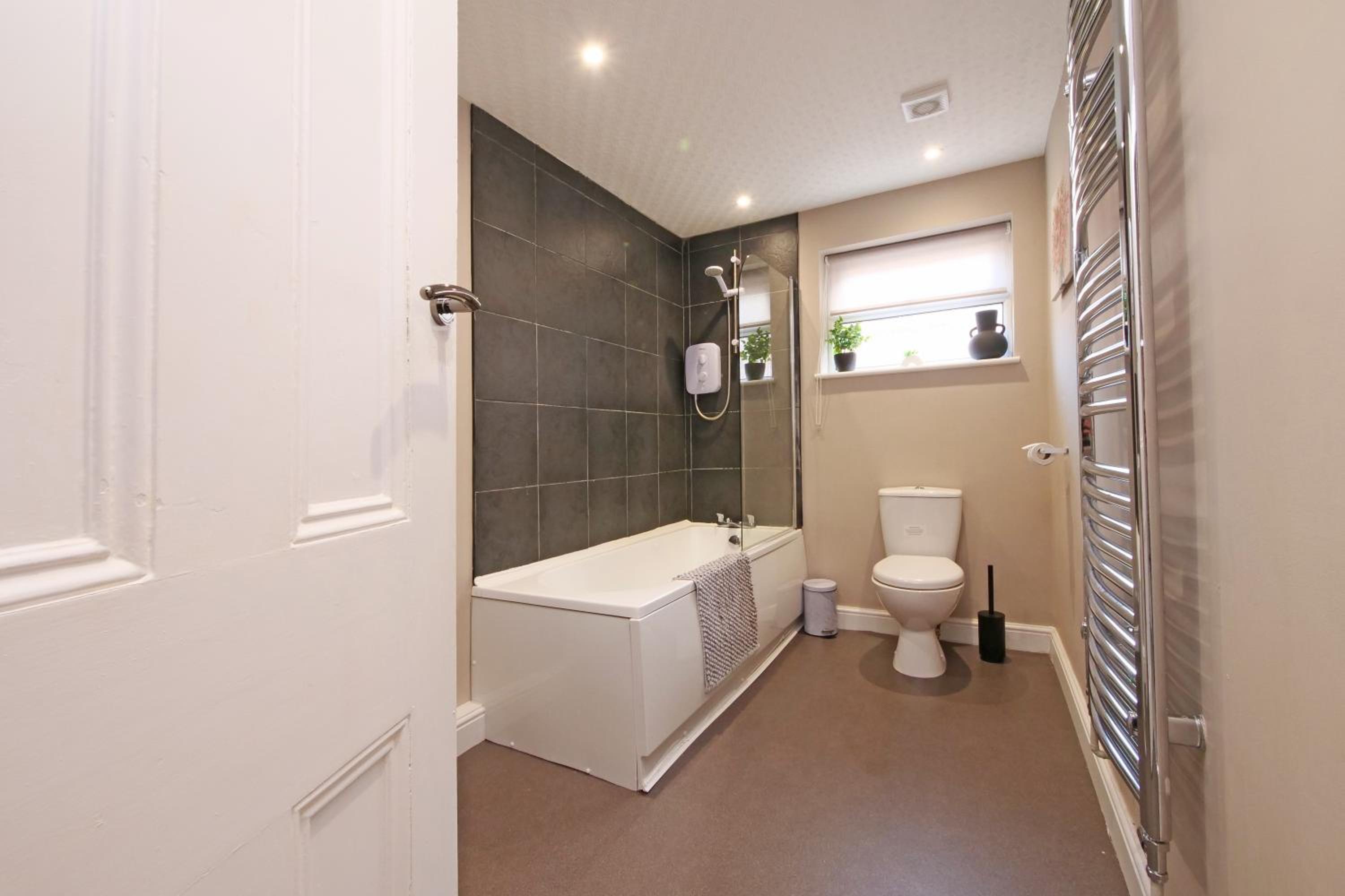 Five-Bedroom House photo 3