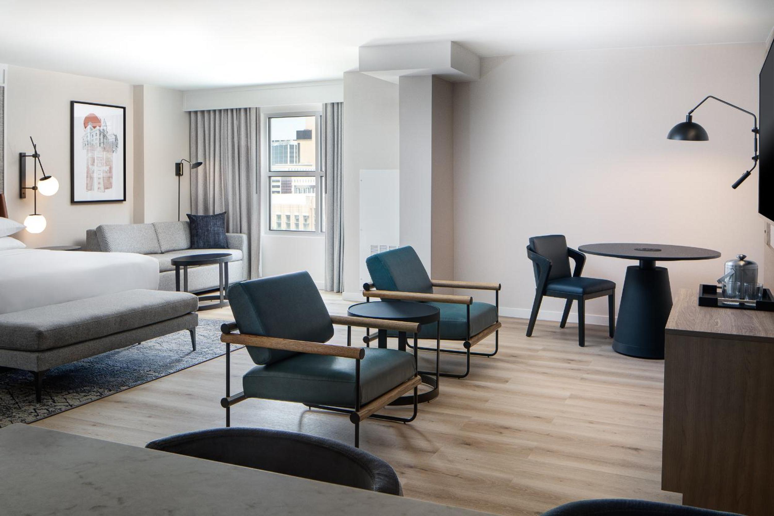 Junior King Suite with Sofa Bed - Club Lounge Access - Photo 3