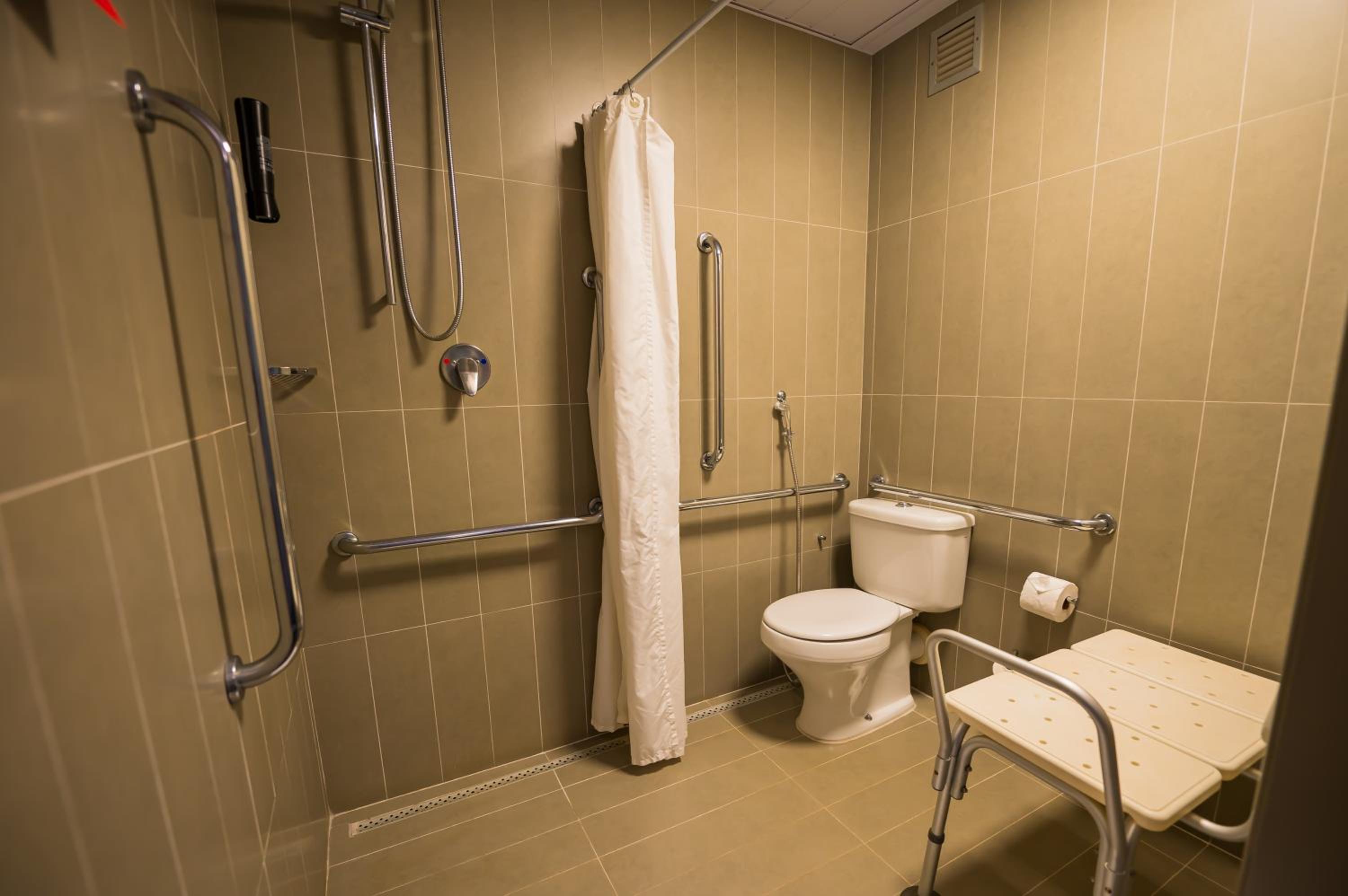 Accessible Twin Room photo 2