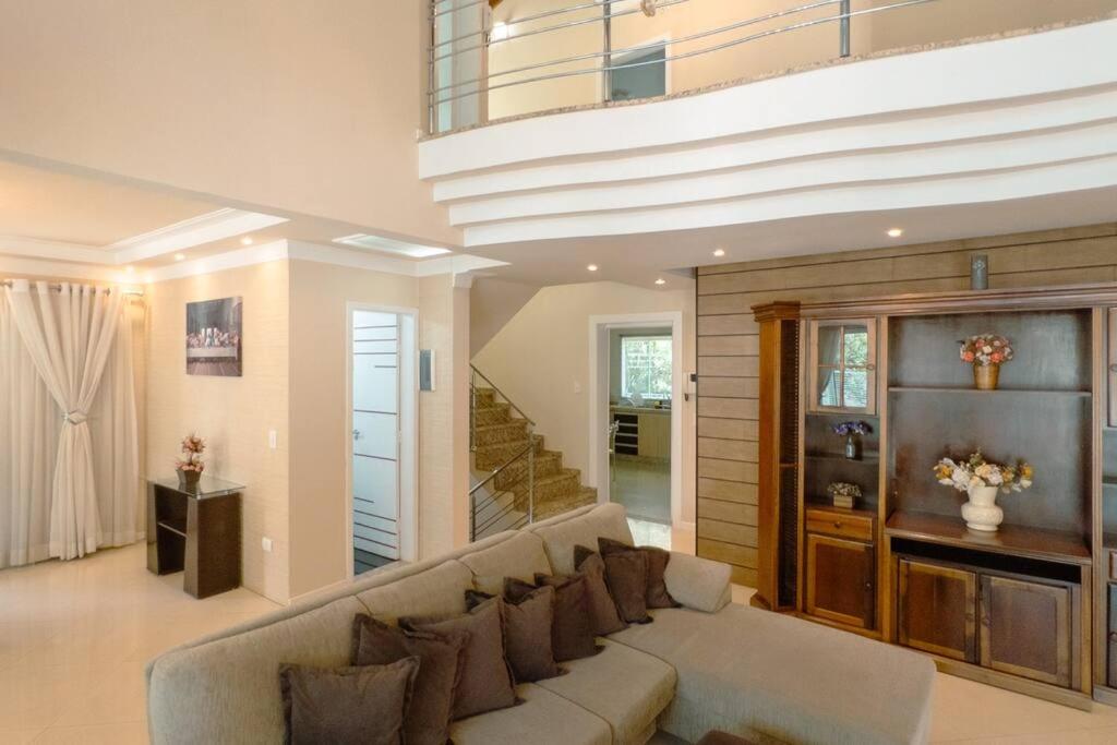 Five-Bedroom House photo 1