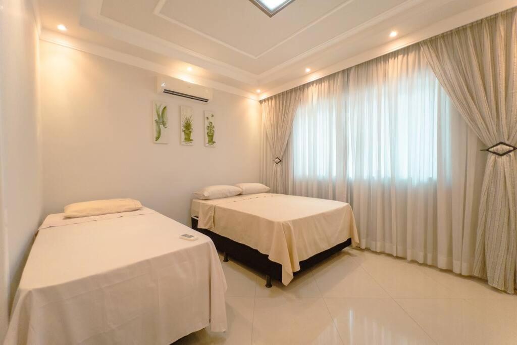 Five-Bedroom House photo 3