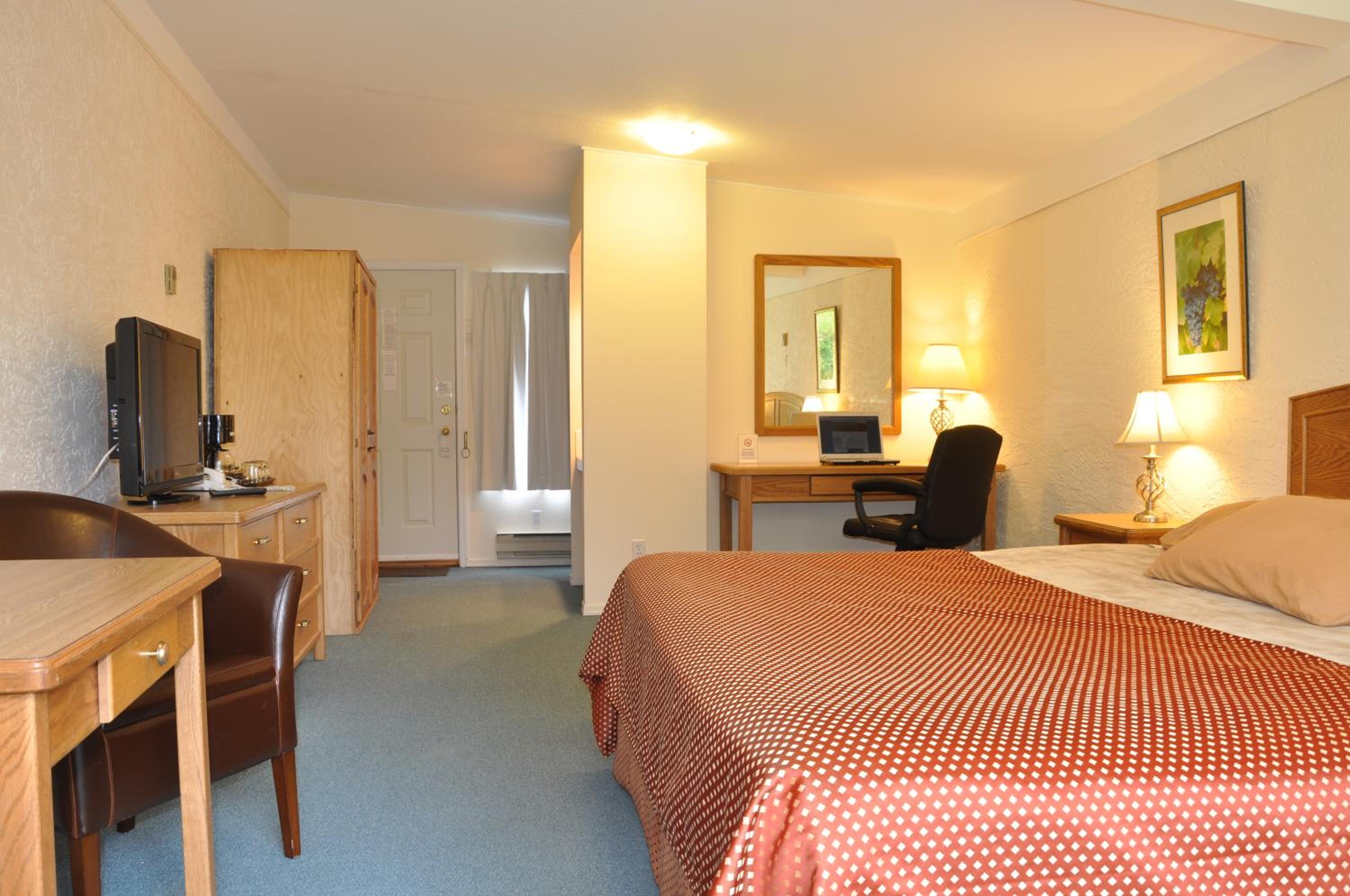 Queen Room with Two Queen Beds with Garden View photo 3