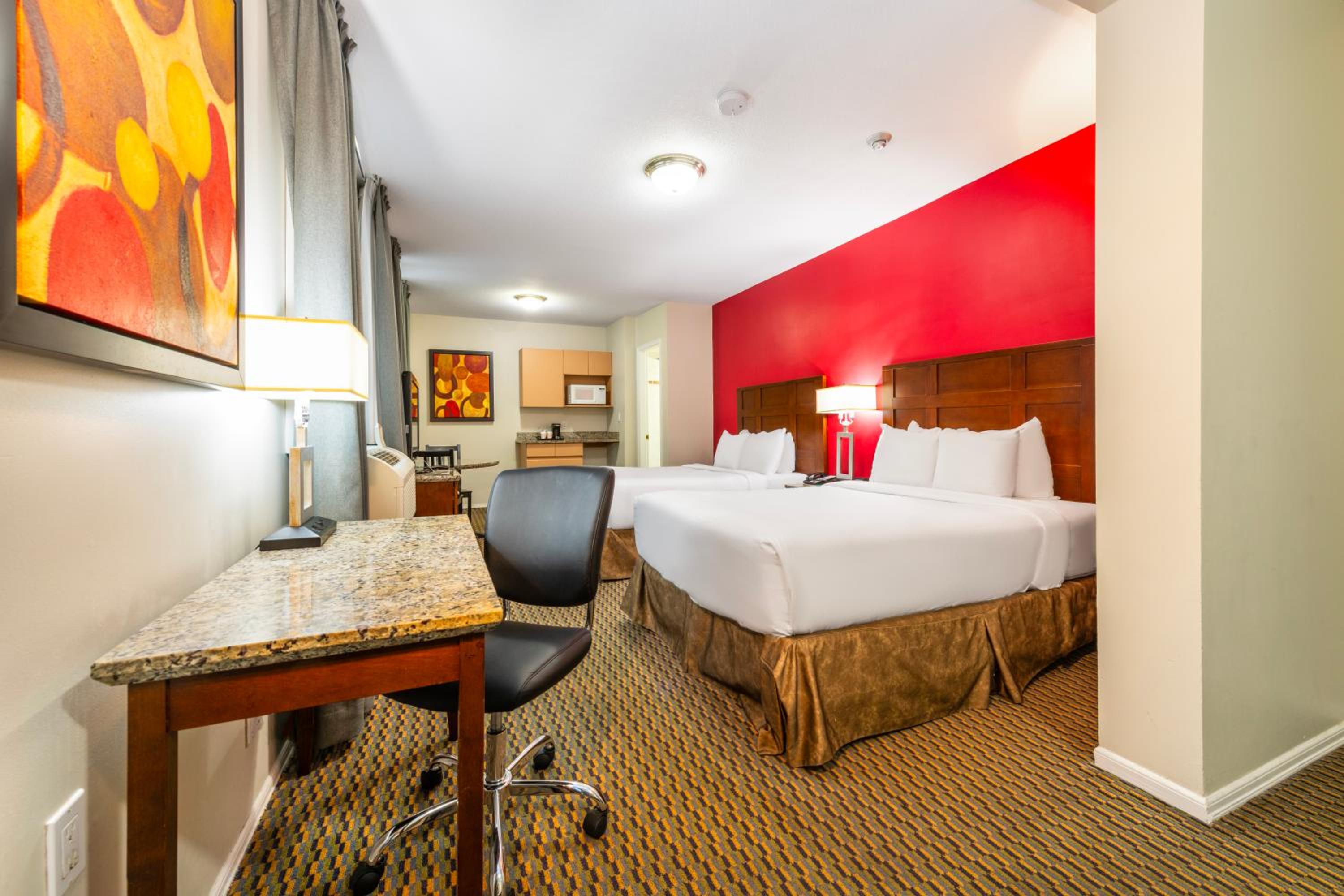 Double Suite with Two Double Beds - Non Smoking - Photo 1