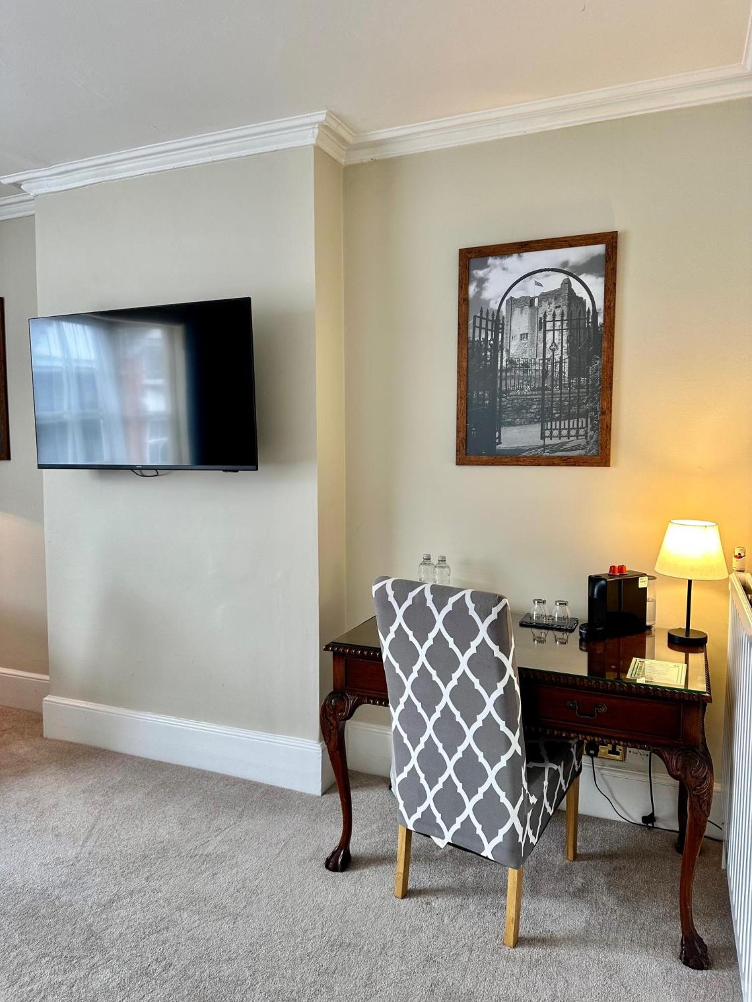 Luxury Suite - Photo 28