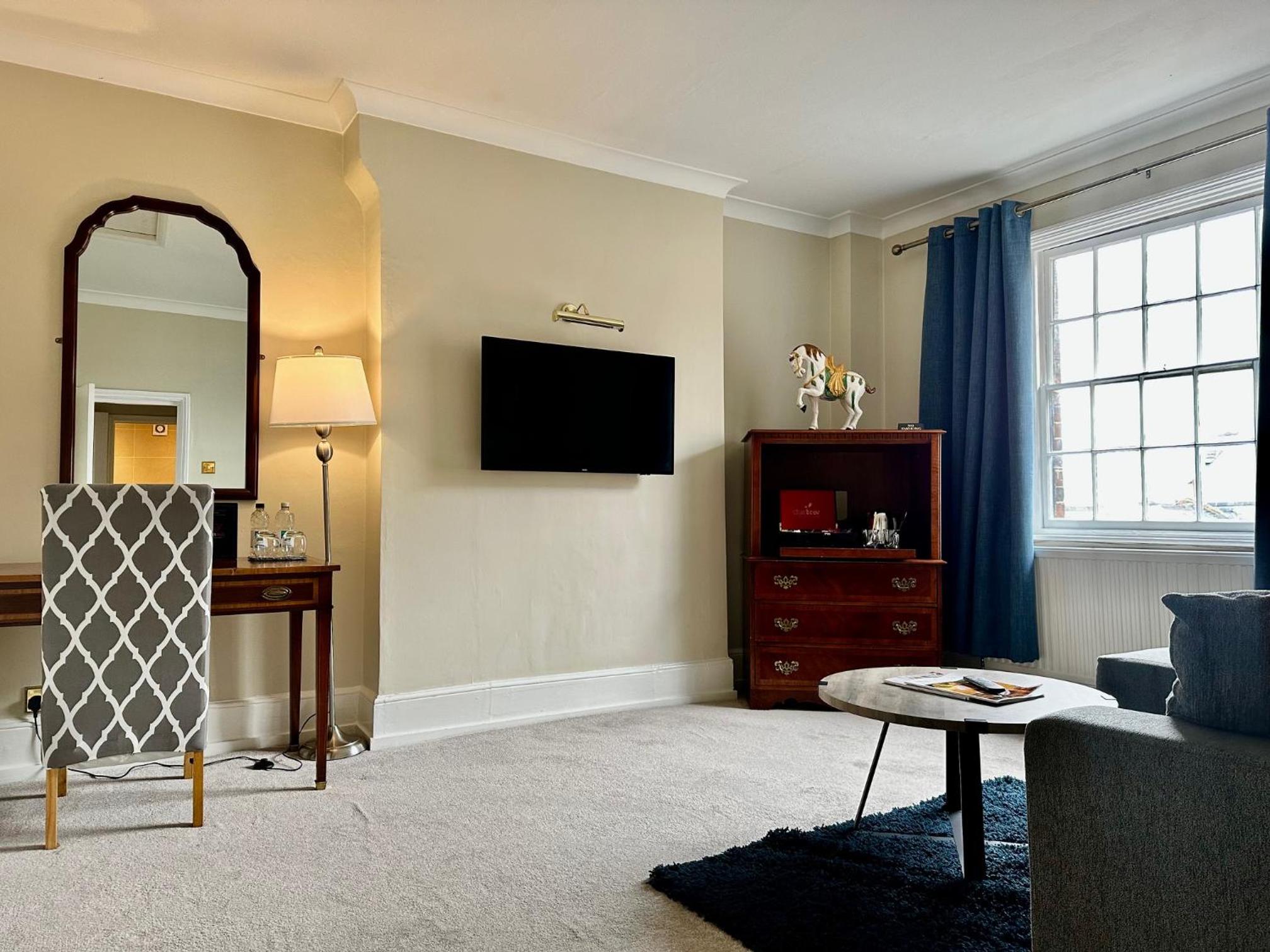 Luxury Suite - Photo 30