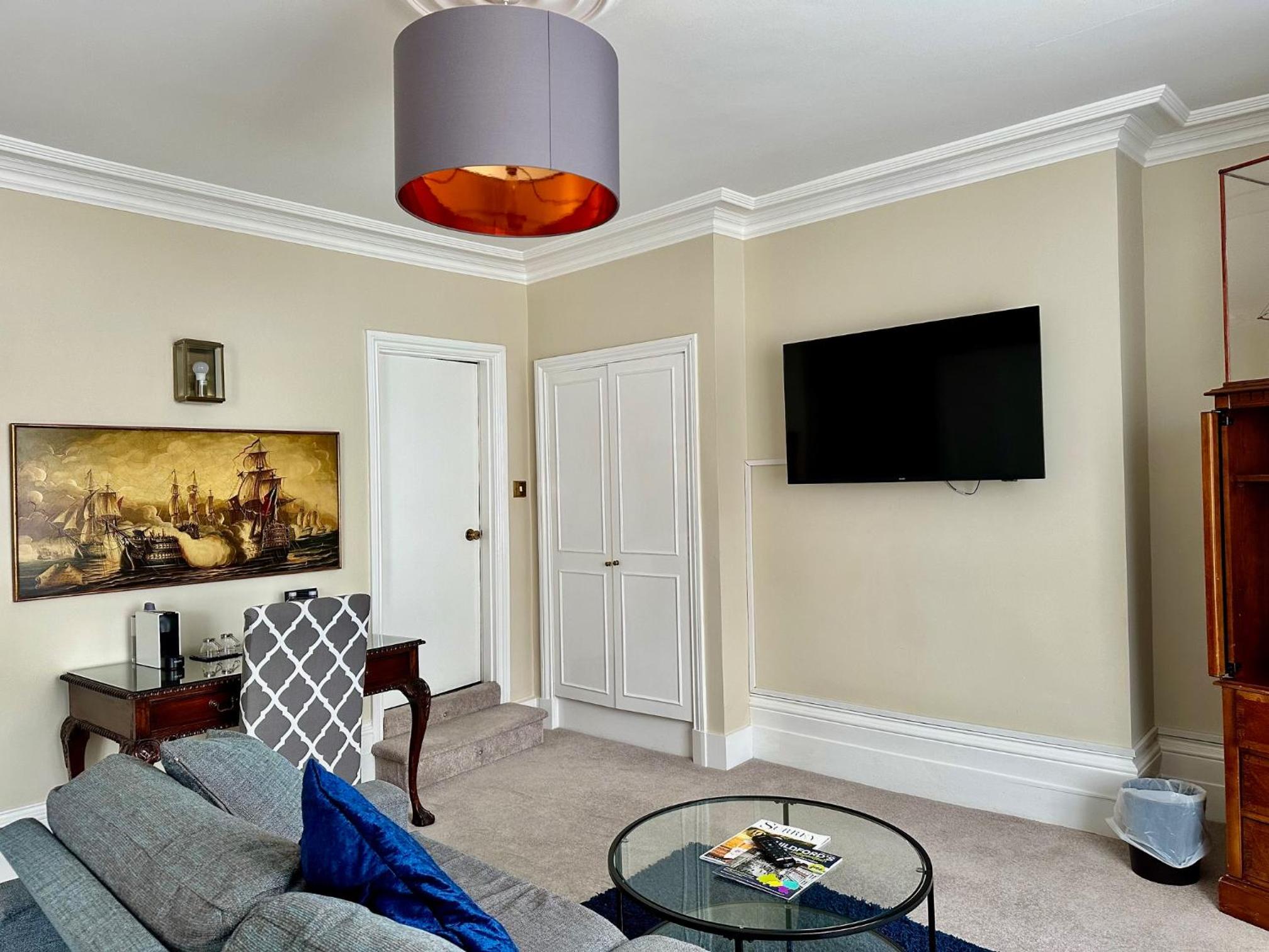 Luxury Suite - Photo 27