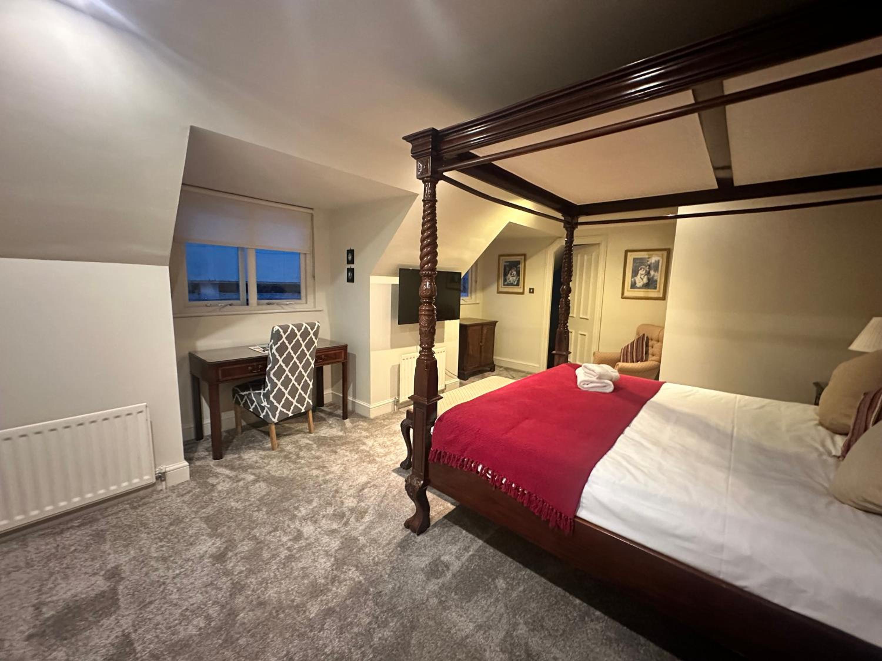 Luxury Suite - Photo 2