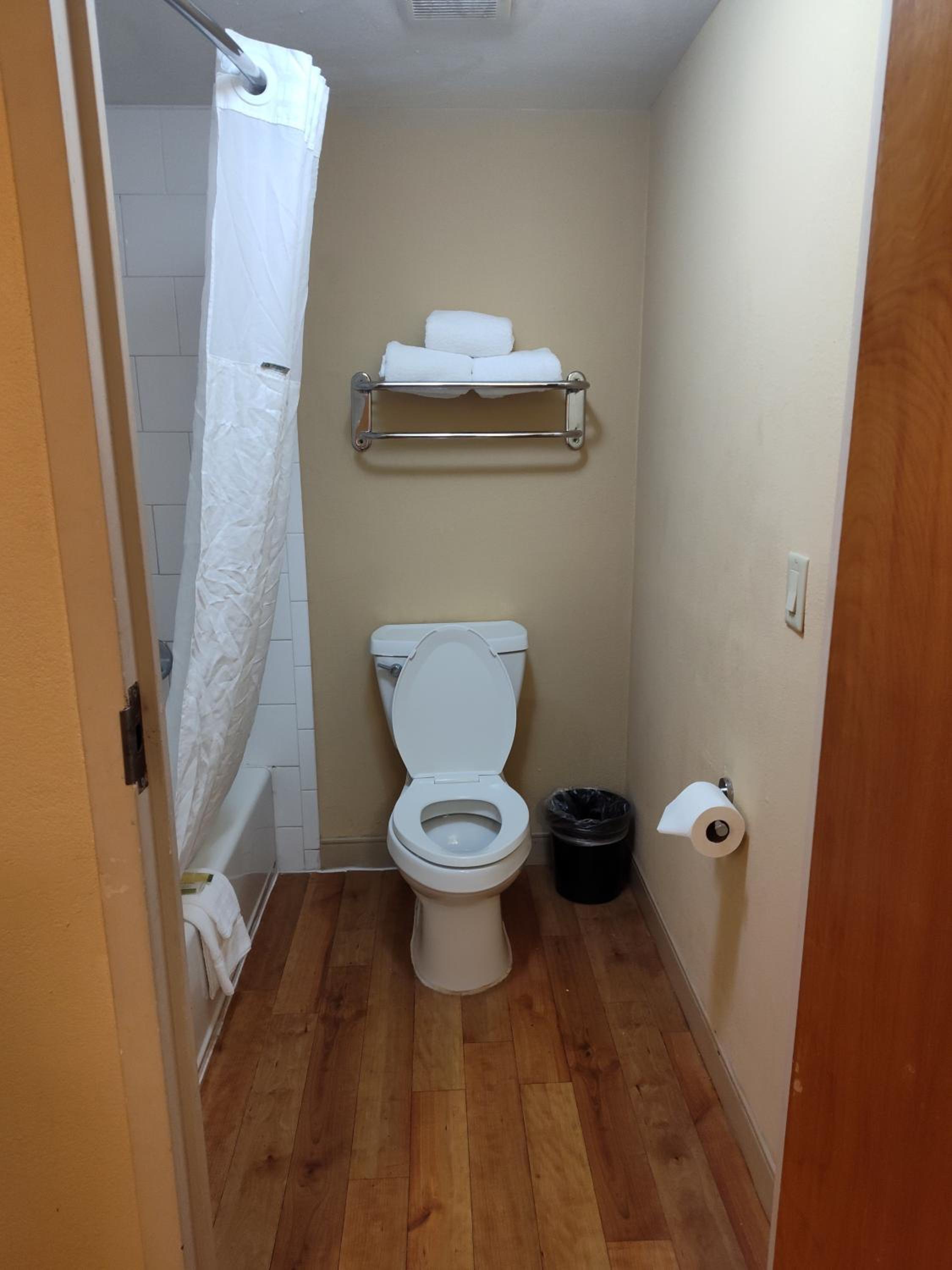 Deluxe King Room - Non-Smoking - Photo 3