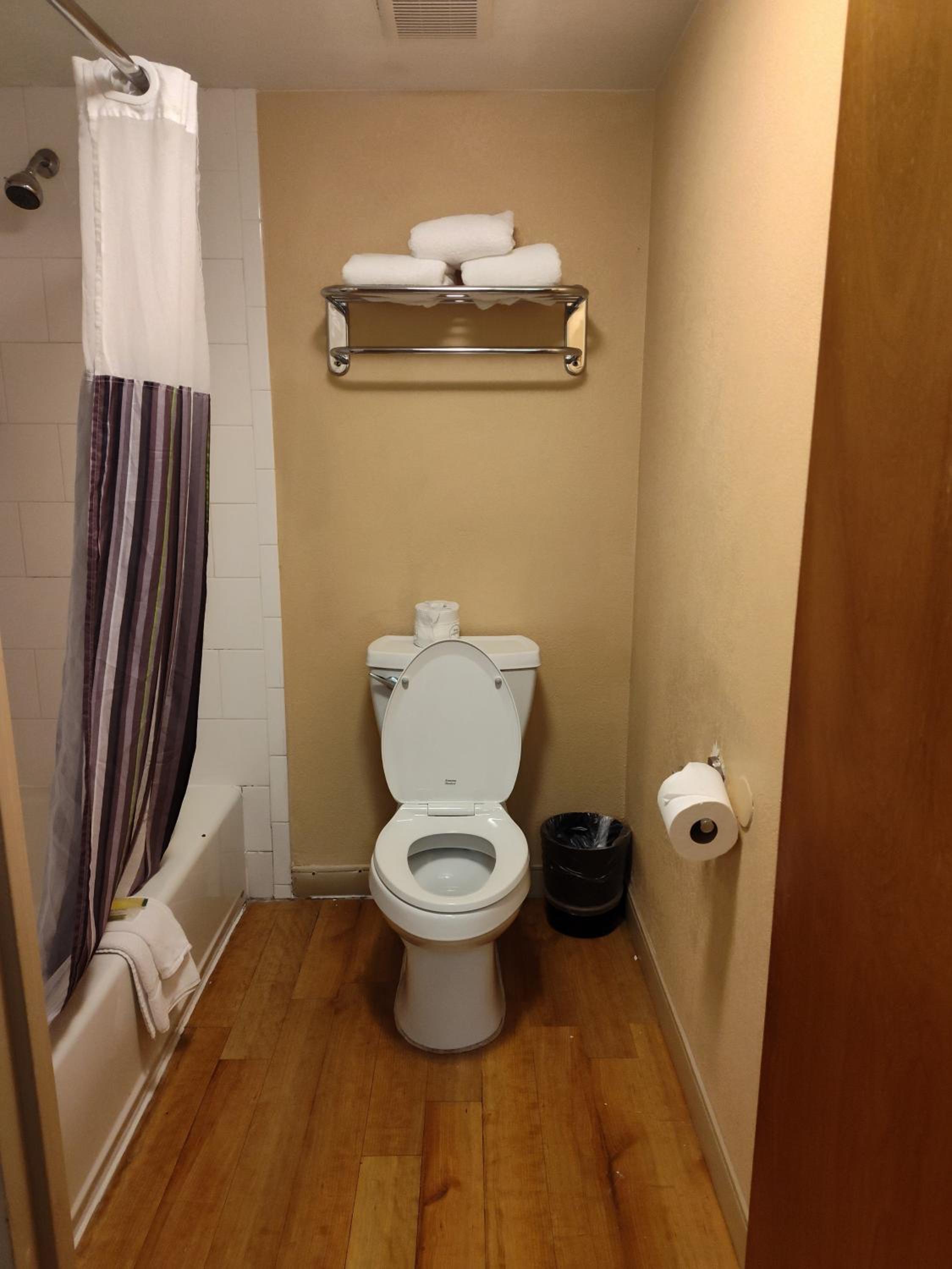 Deluxe King Room - Non-Smoking - Photo 4