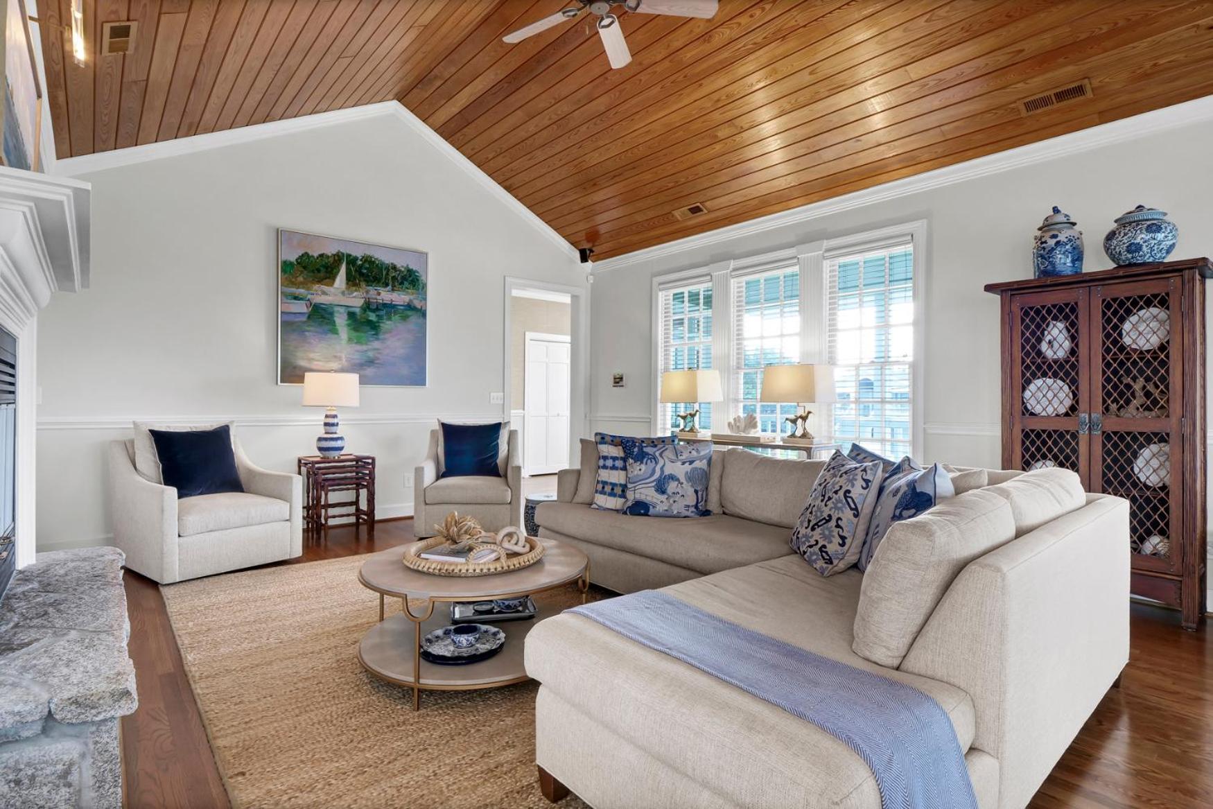 Five-Bedroom House photo 3