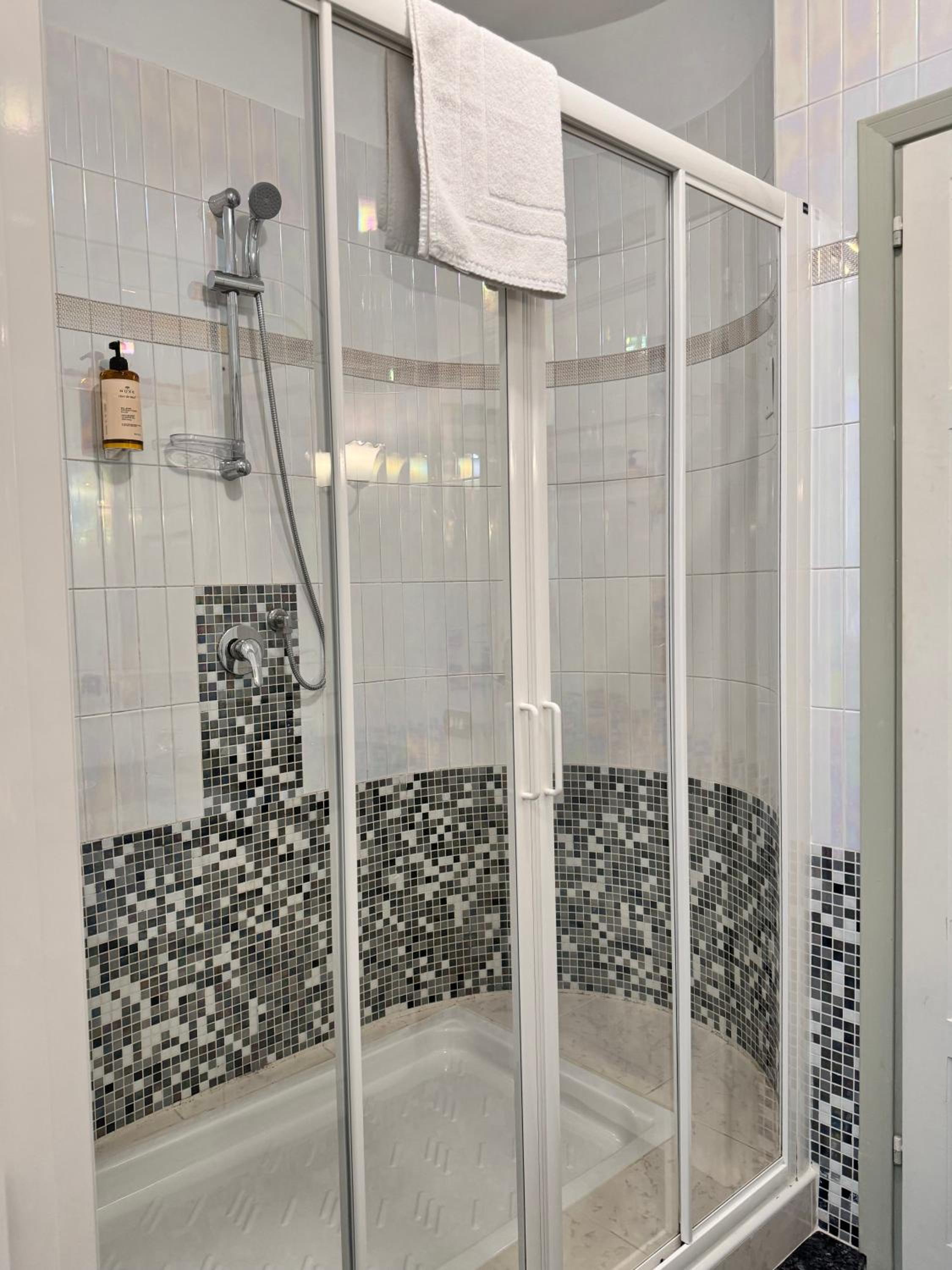 Standard King Room with Private Bathroom - Photo 7