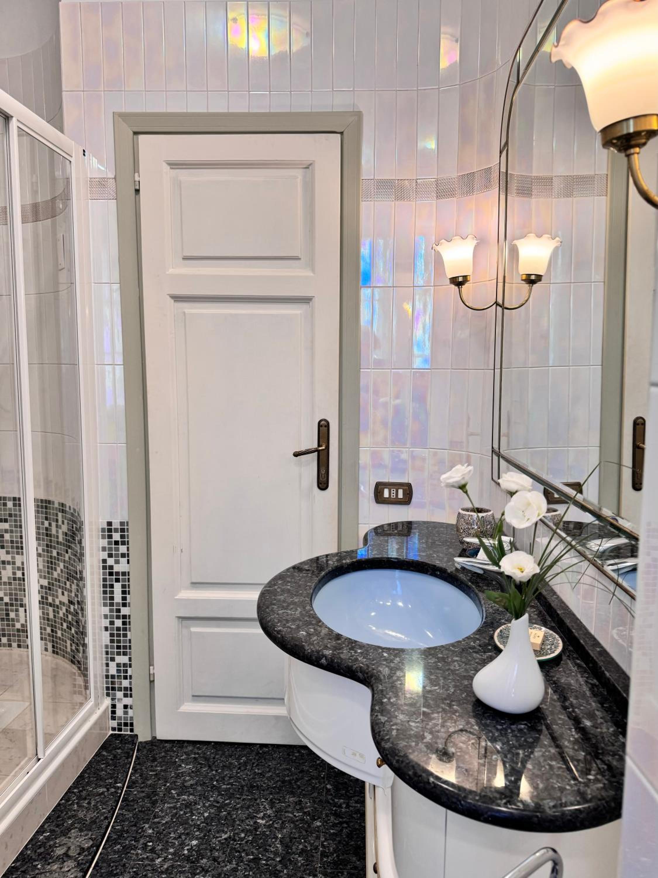 Standard King Room with Private Bathroom - Photo 12