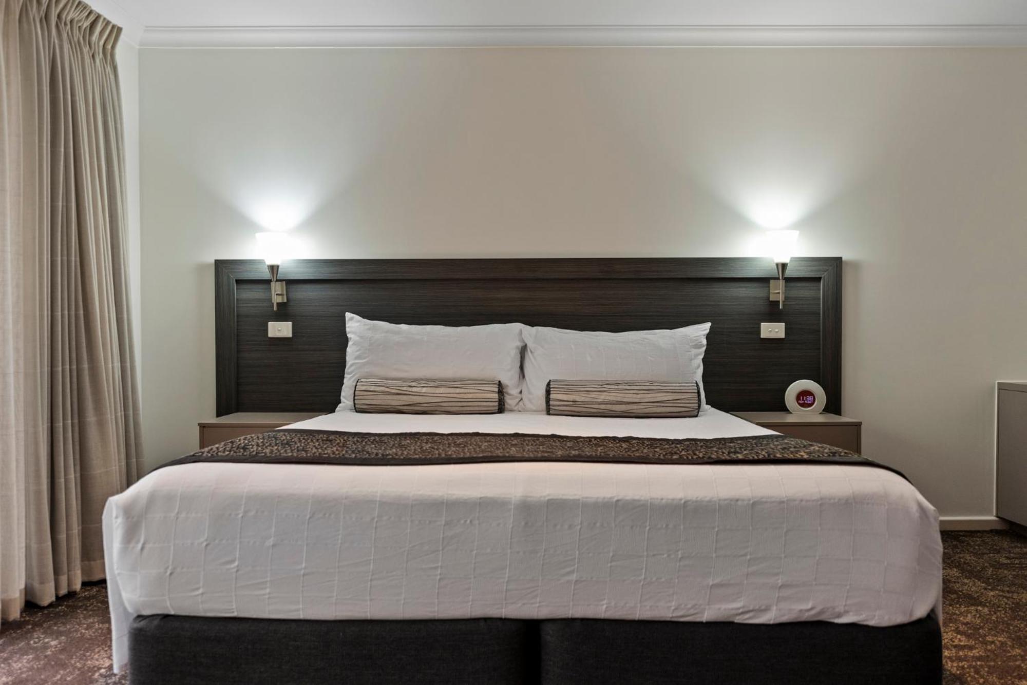 Deluxe King Room with Spa Bath photo 3