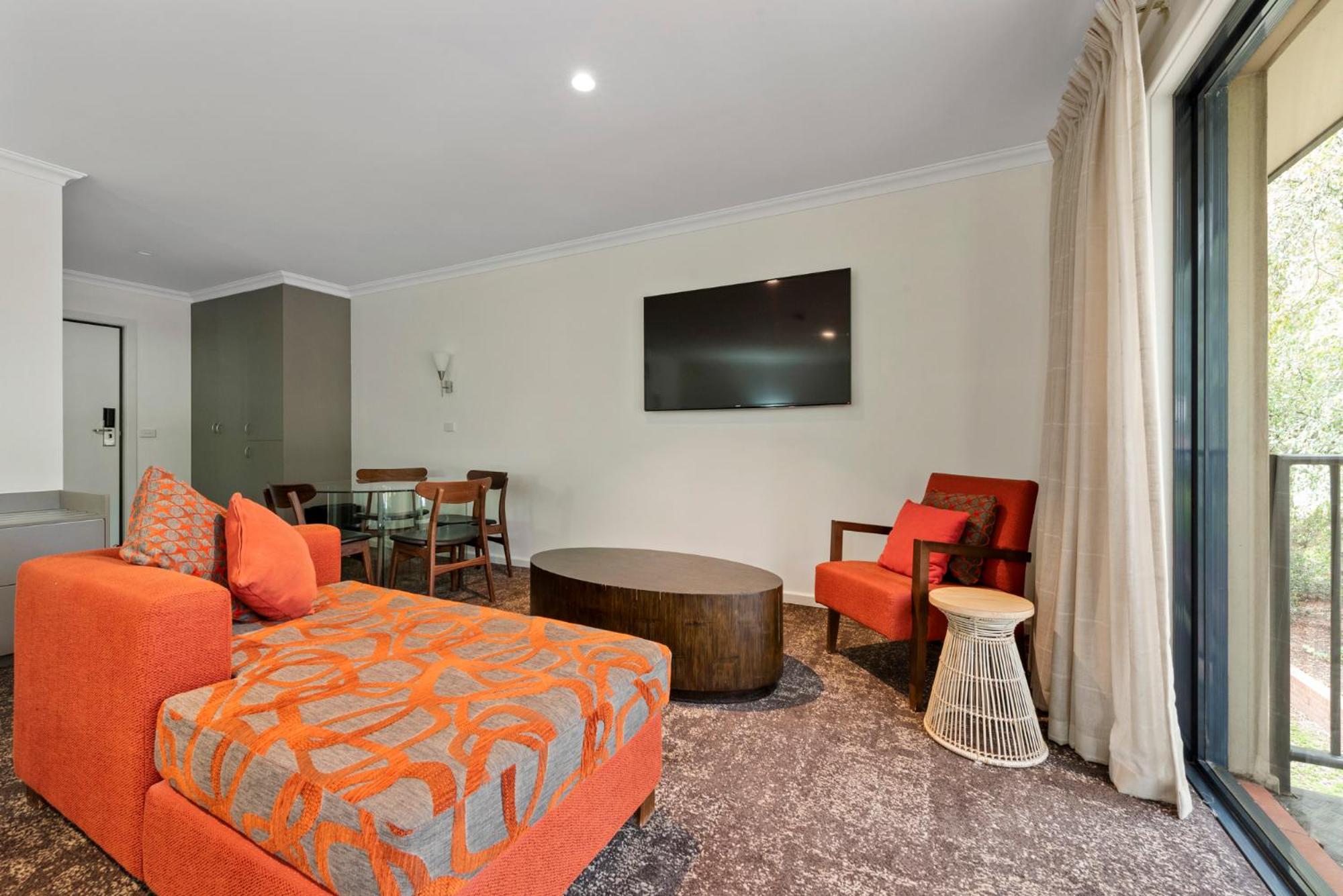 Deluxe King Room with Spa Bath photo 2