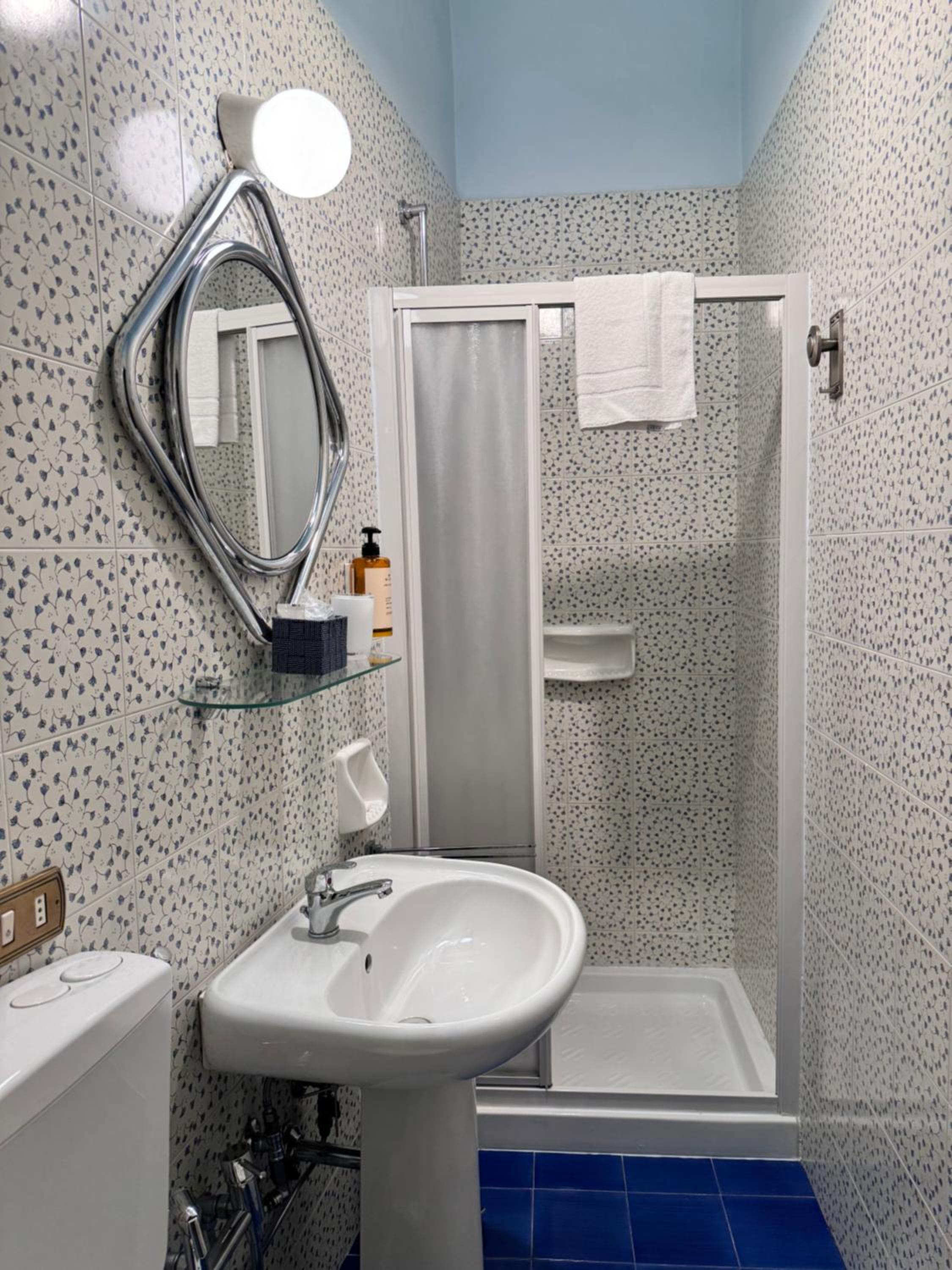 Standard King Room with Private Bathroom photo 3