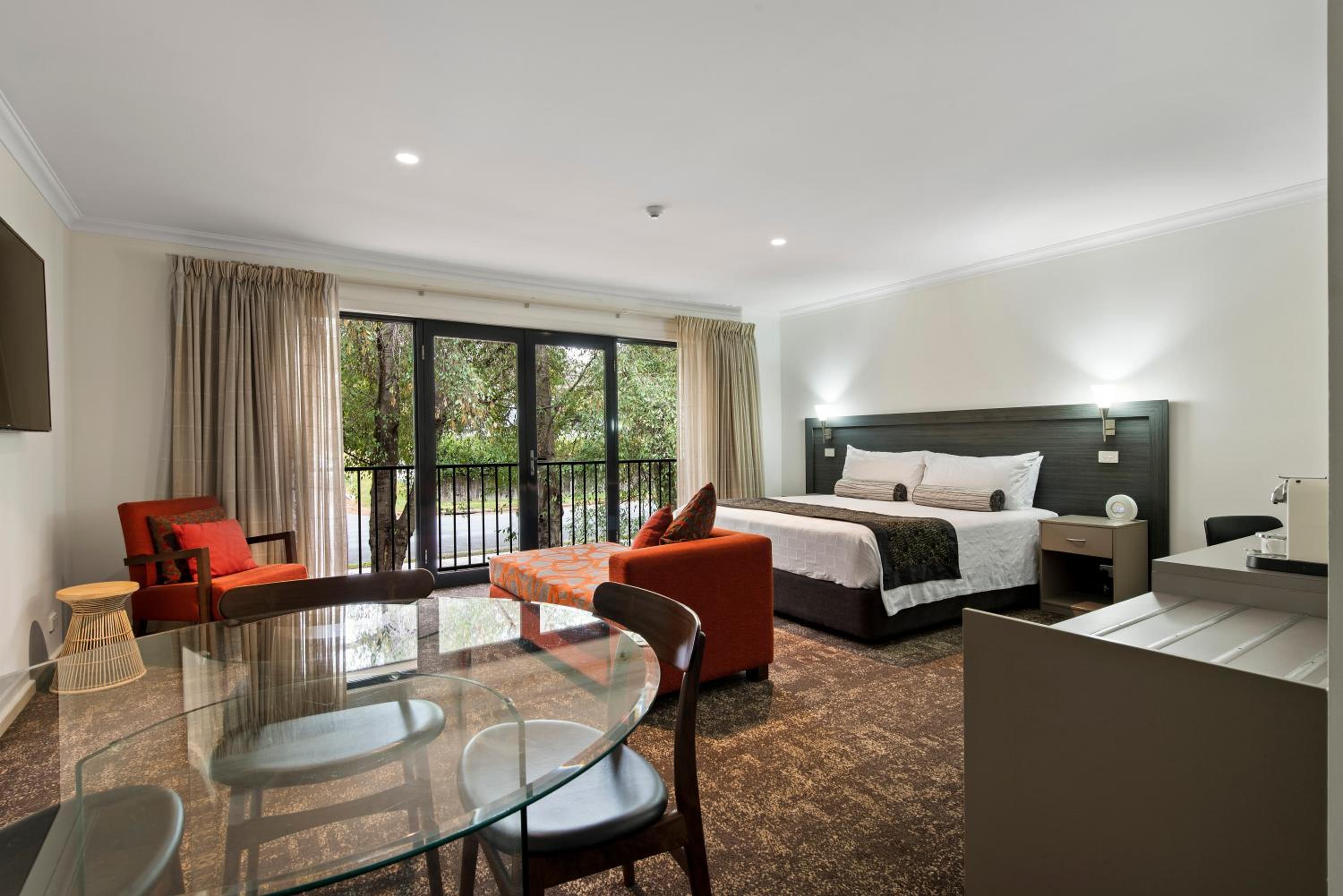 Deluxe King Room with Spa Bath photo 1