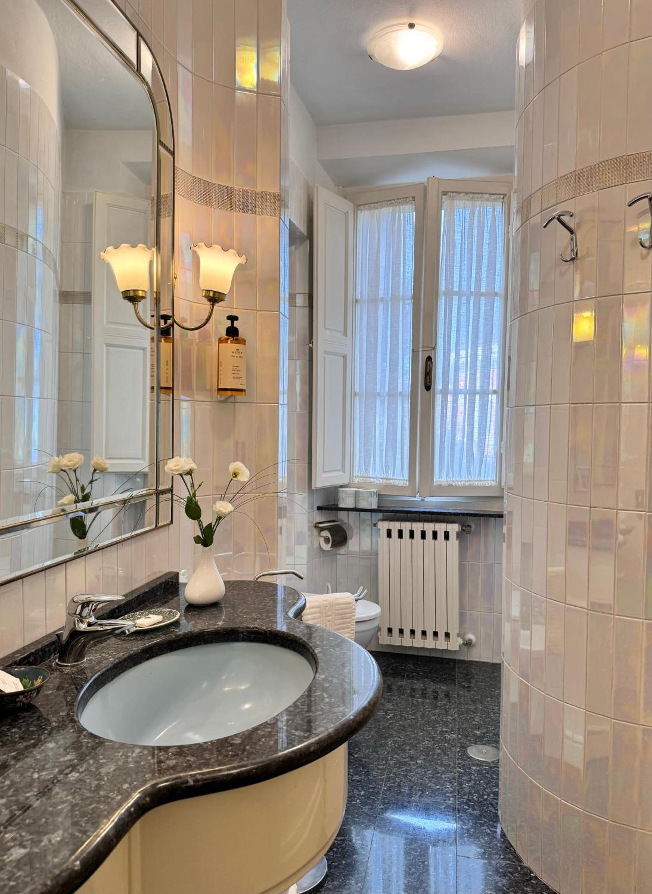 Standard King Room with Private Bathroom - Photo 11