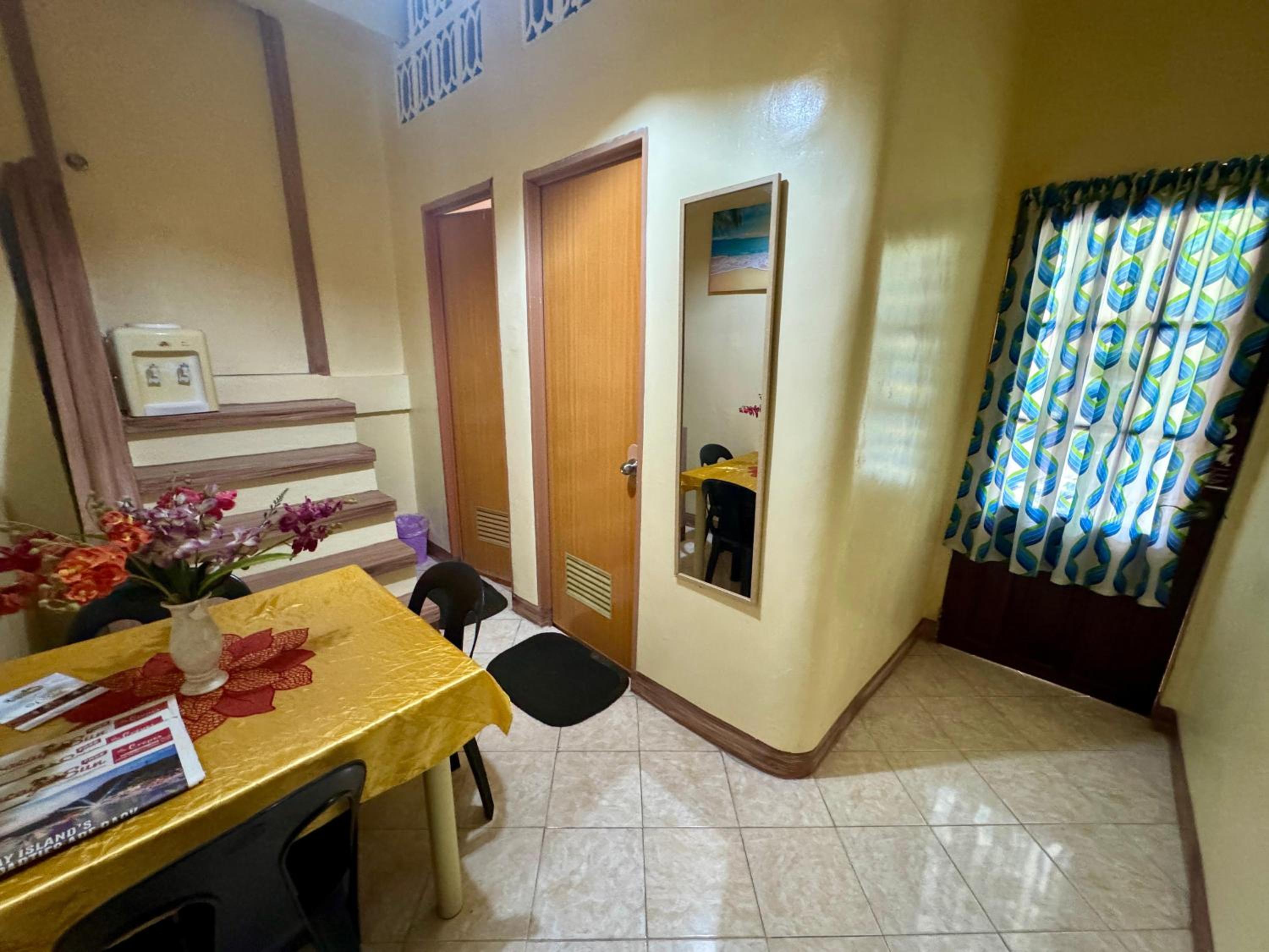 Family Room with Private Bathroom - Photo 7