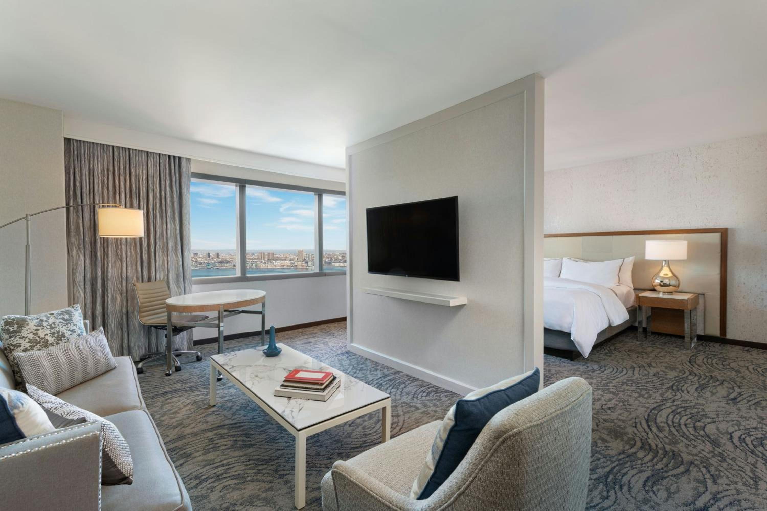 Junior Suite with Tub and Skyline View - High Floor - Mobility/Hearing Accessible thumbnail 5