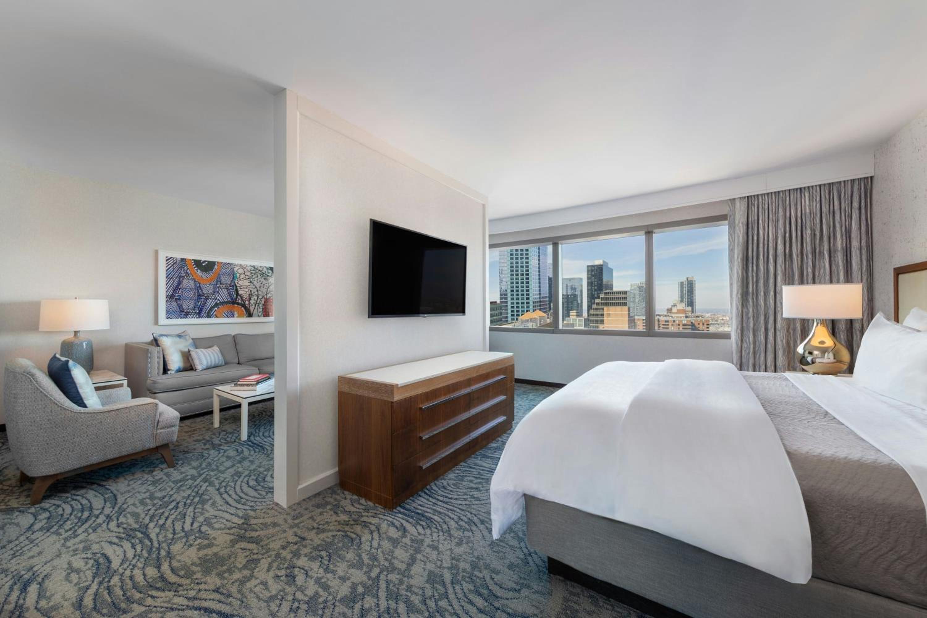 Junior Suite with Tub and Skyline View - High Floor - Mobility/Hearing Accessible photo 3
